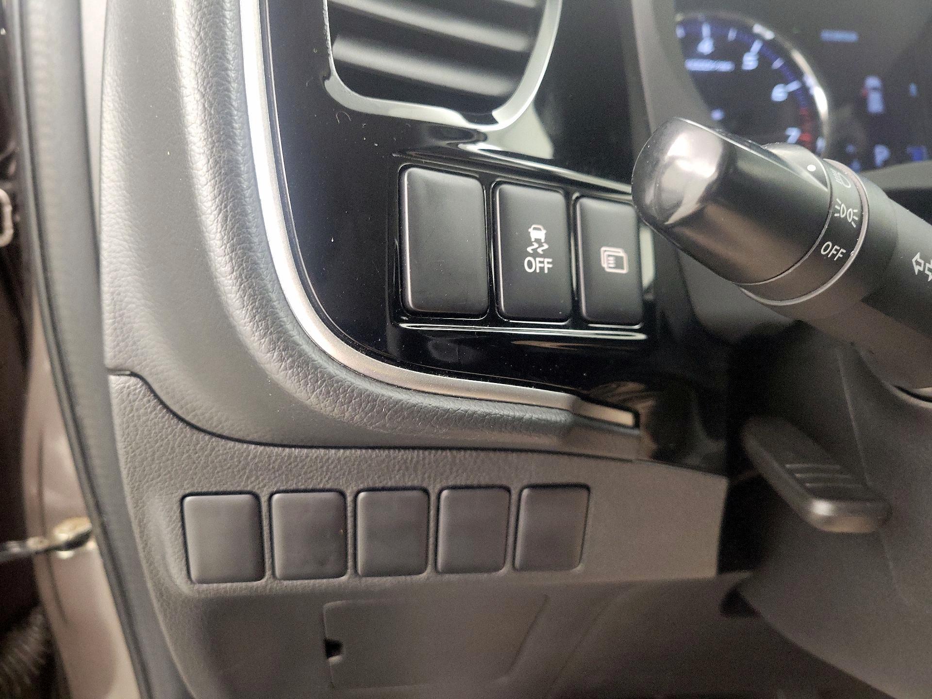 Thumbnail: 2018 Mitsubishi Outlander - 13