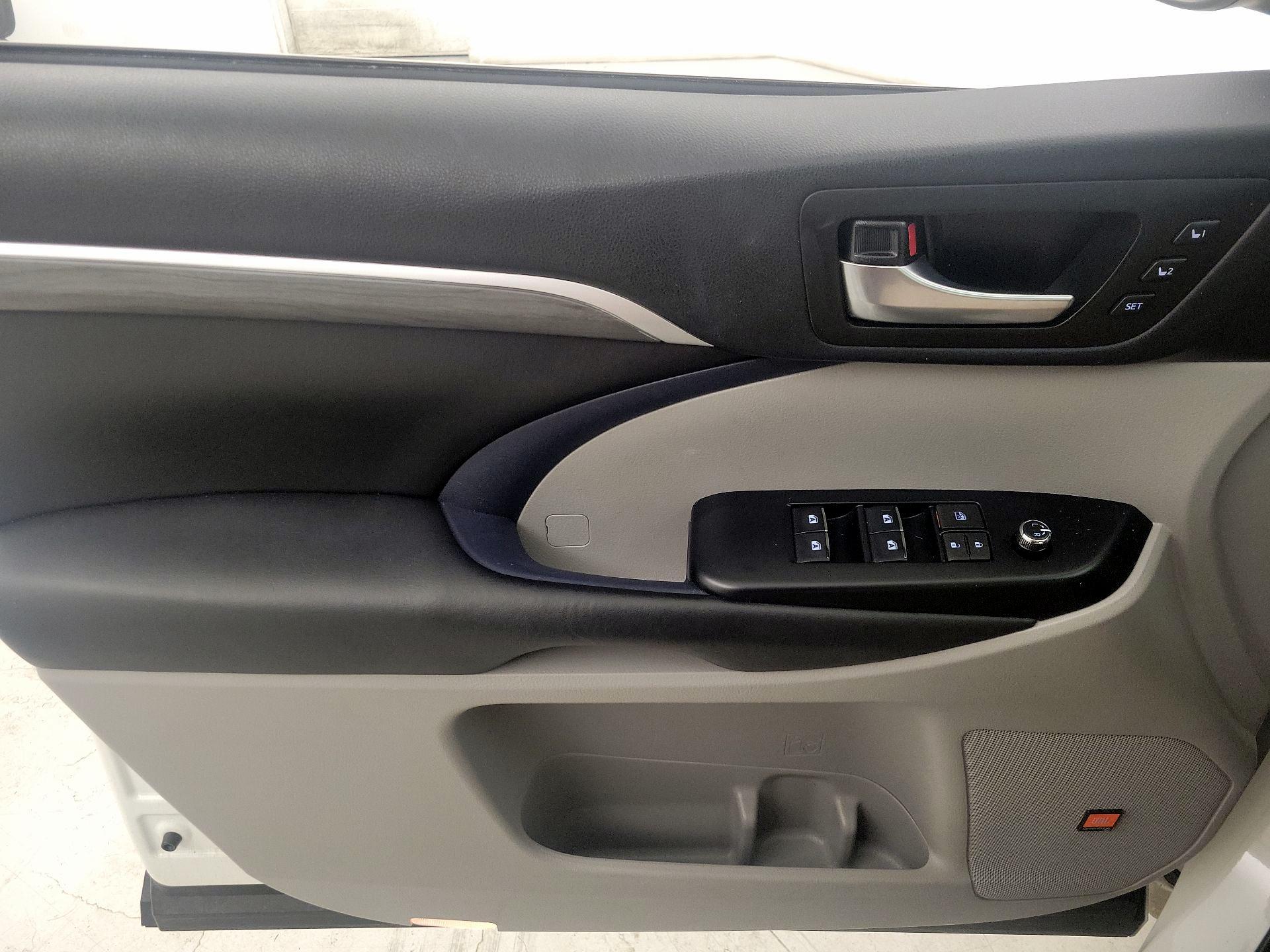 Thumbnail: 2019 Toyota Highlander - 12
