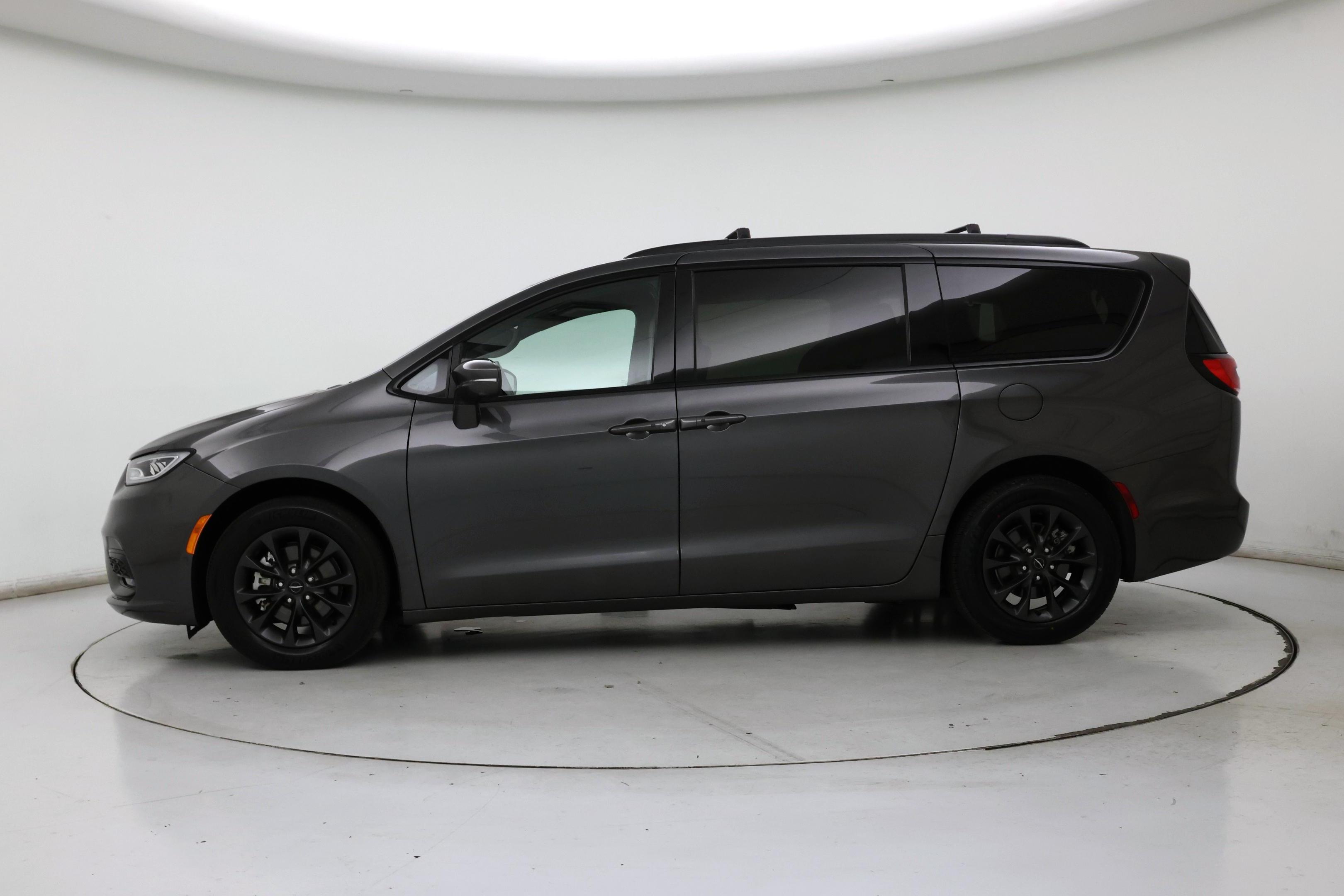 Thumbnail: 2021 Chrysler Pacifica - 3