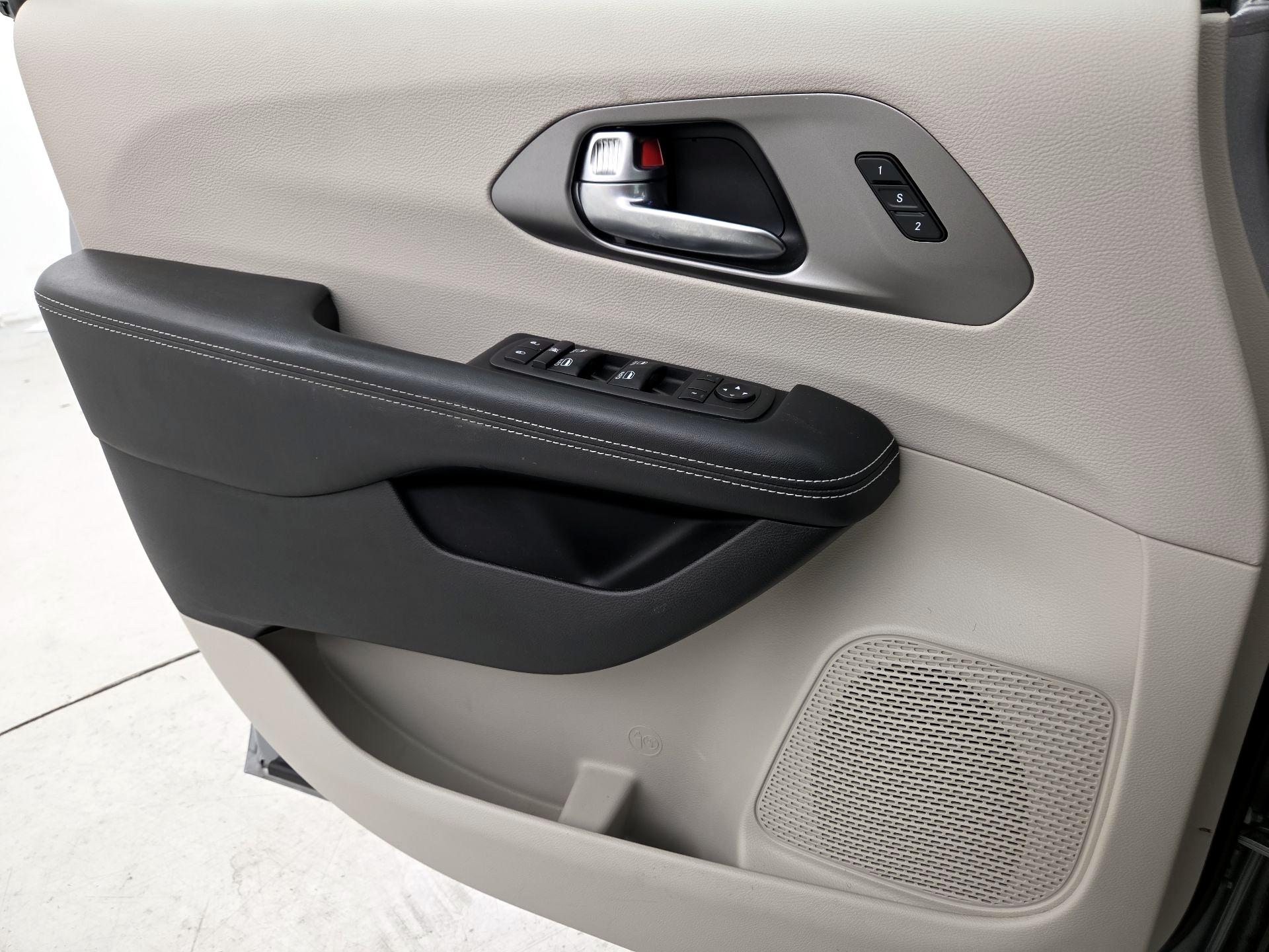 Thumbnail: 2021 Chrysler Pacifica - 12