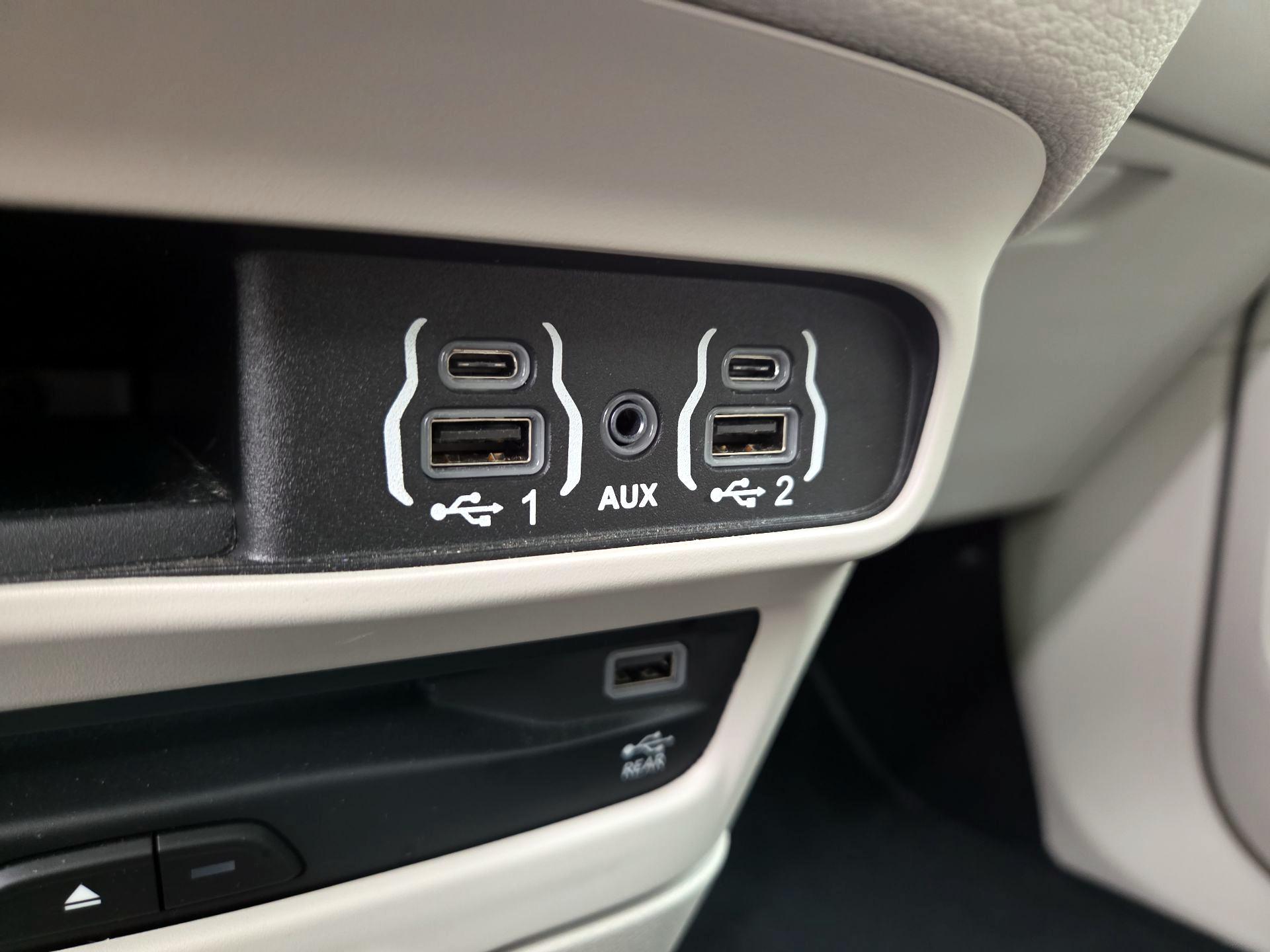 Thumbnail: 2021 Chrysler Pacifica - 19