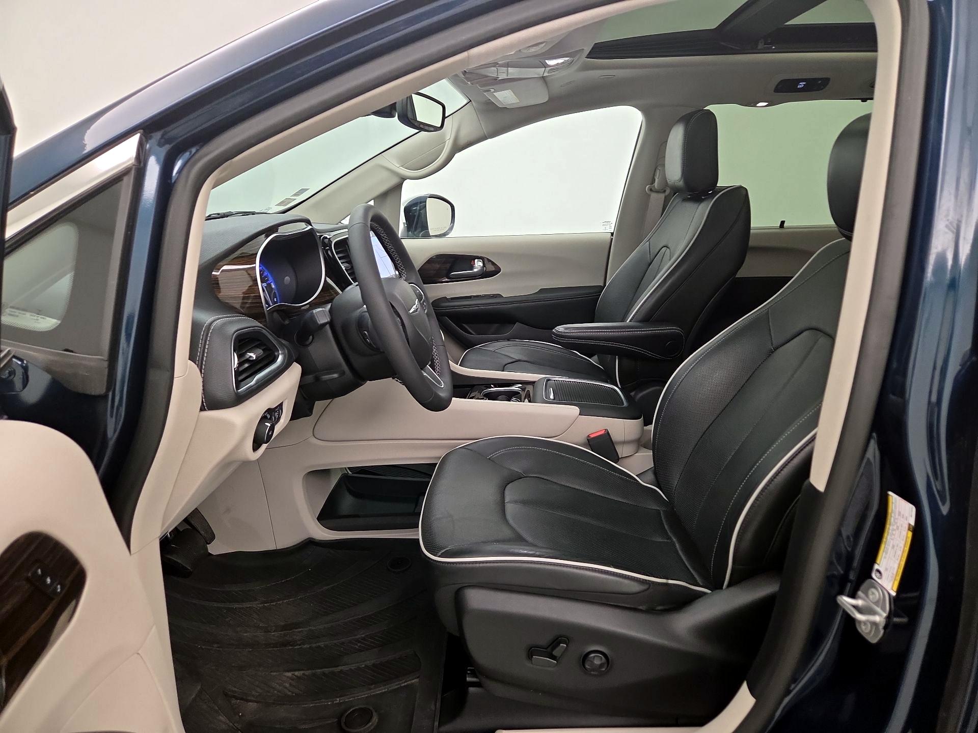 Thumbnail: 2022 Chrysler Pacifica - 11