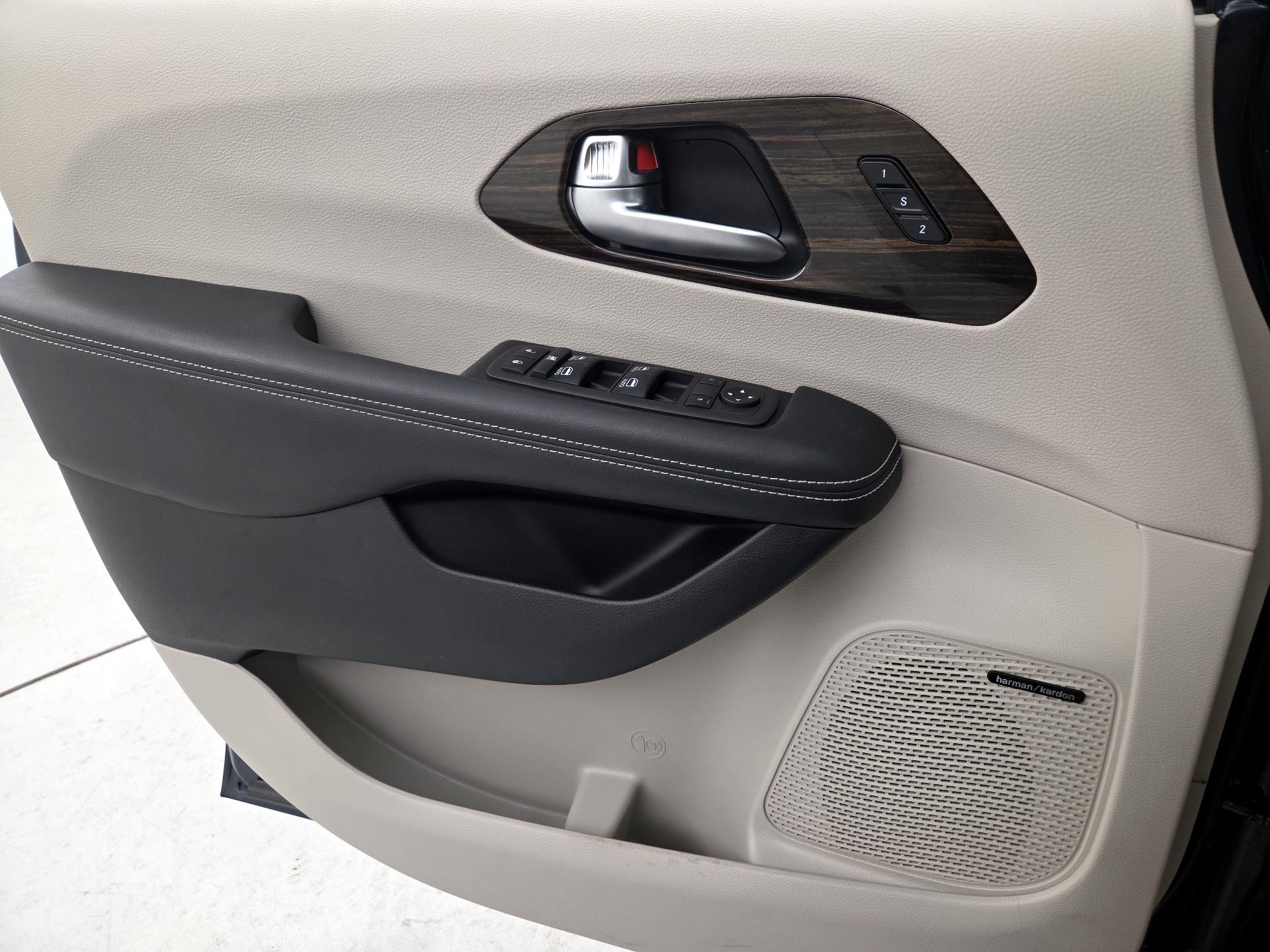 Thumbnail: 2022 Chrysler Pacifica - 12