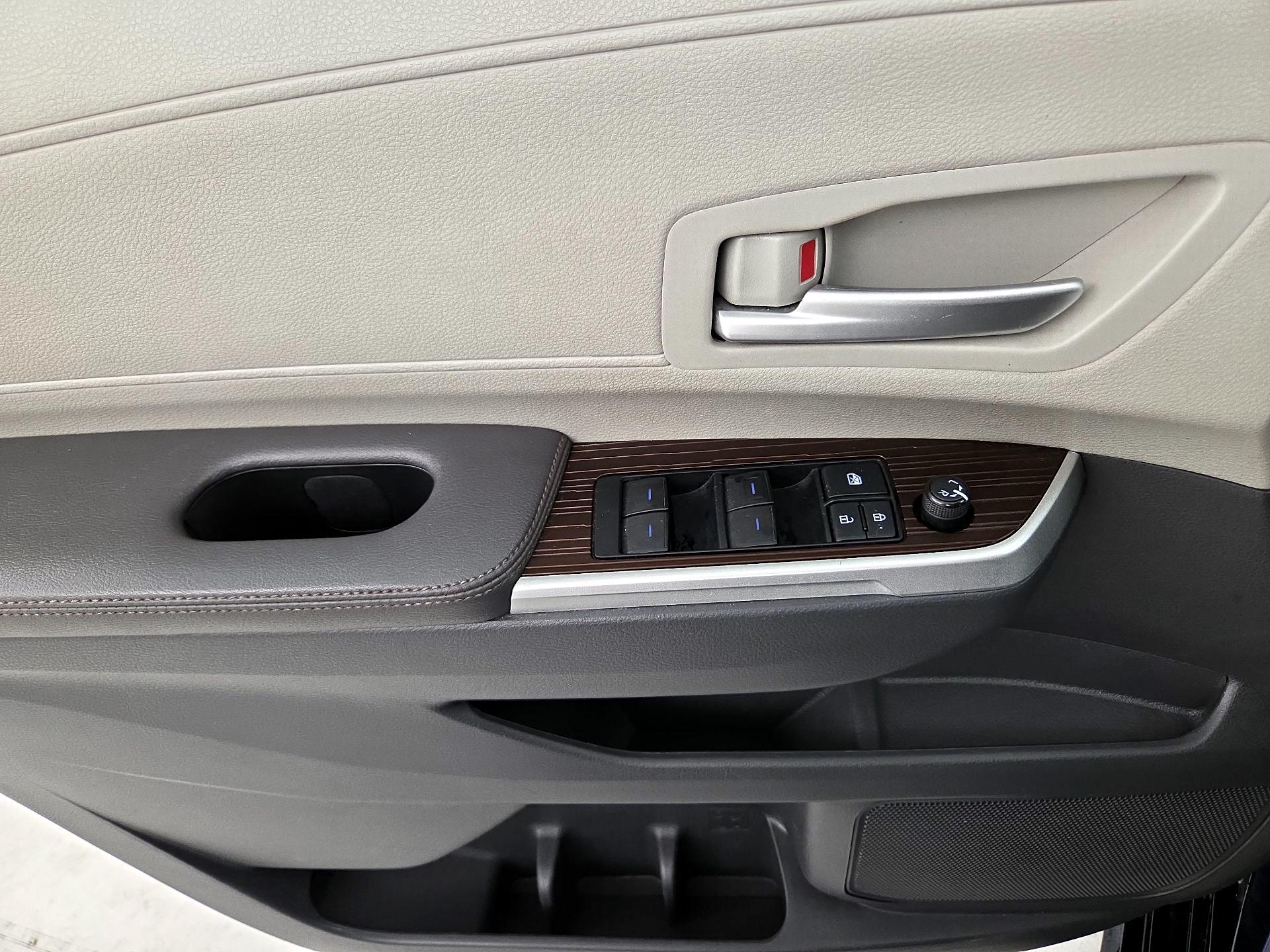 Thumbnail: 2021 Toyota Sienna - 12