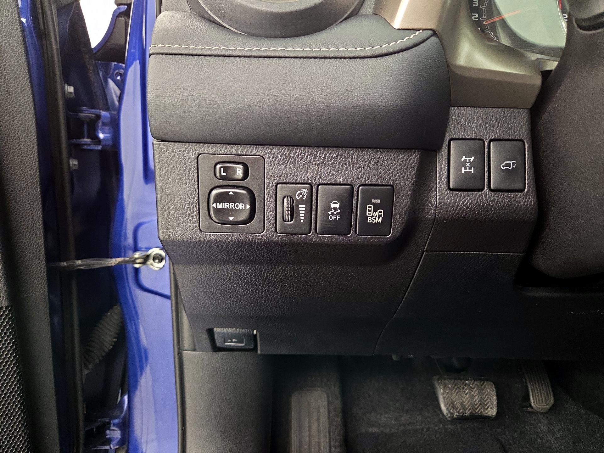 Thumbnail: 2015 Toyota RAV4 - 13