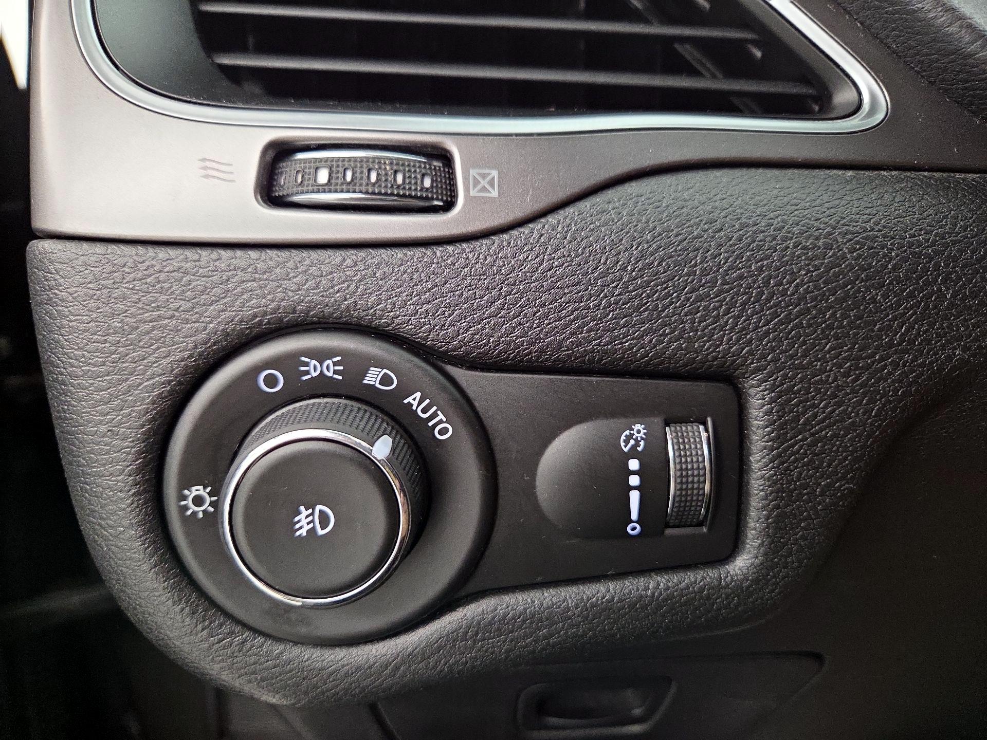 Thumbnail: 2019 Jeep Cherokee - 13