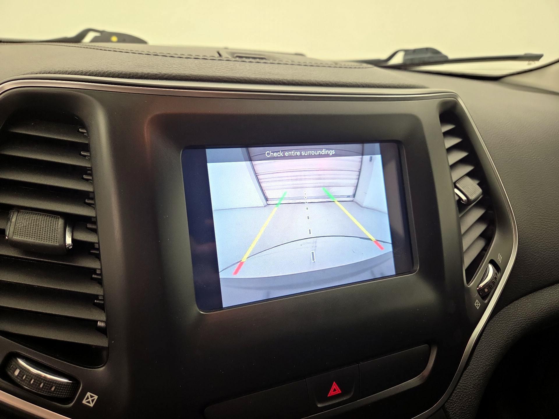 Thumbnail: 2019 Jeep Cherokee - 14