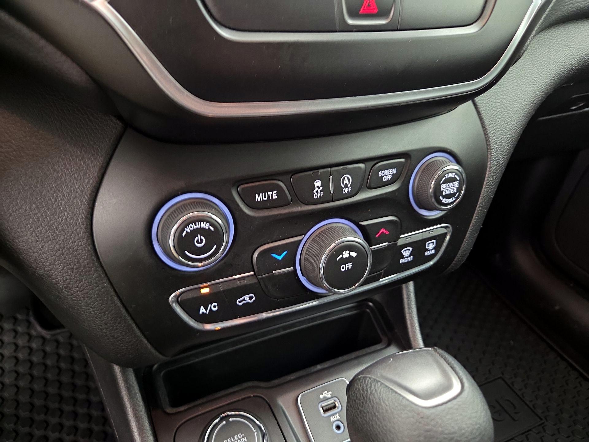 Thumbnail: 2019 Jeep Cherokee - 16