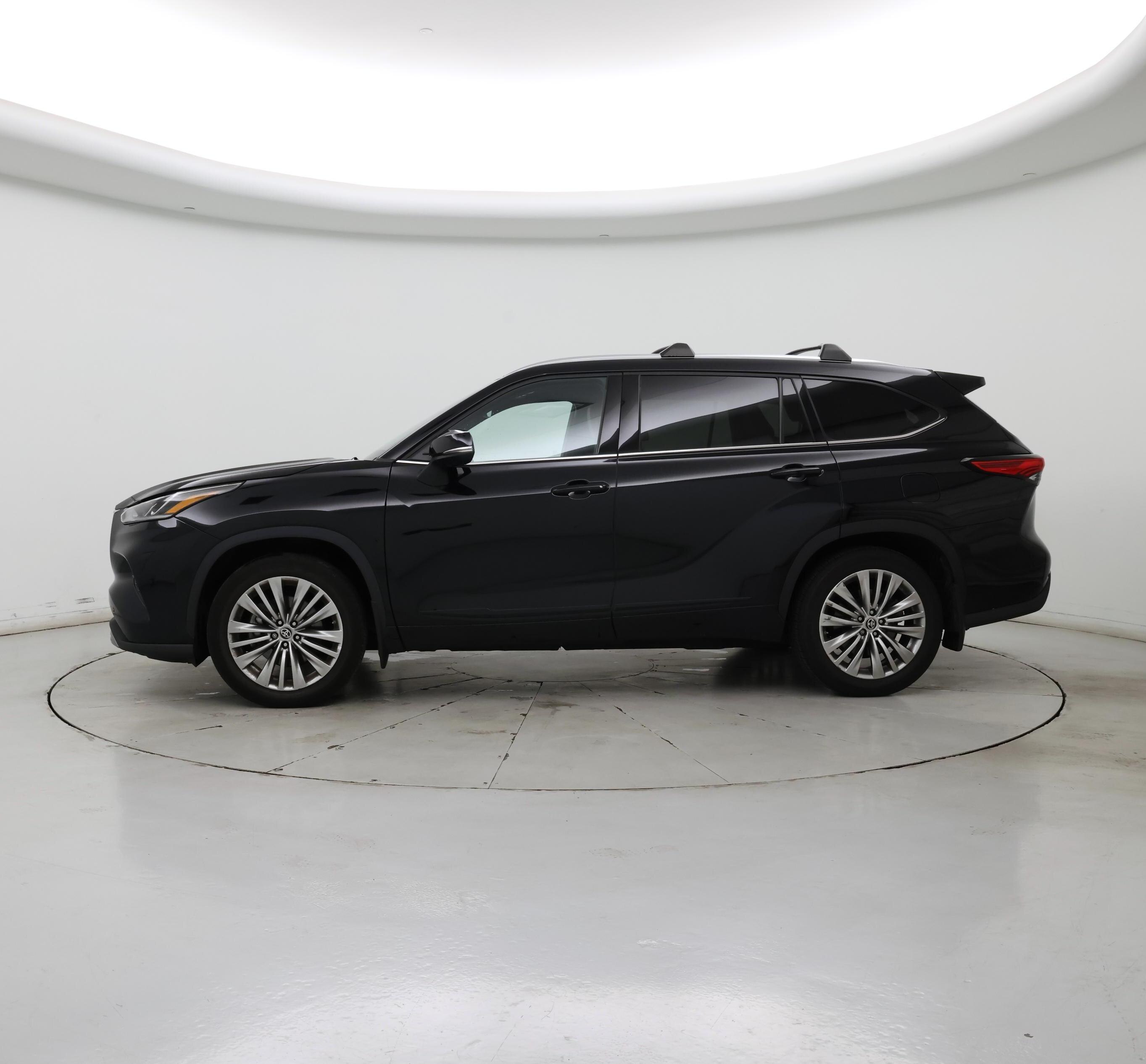 Thumbnail: 2022 Toyota Highlander - 3
