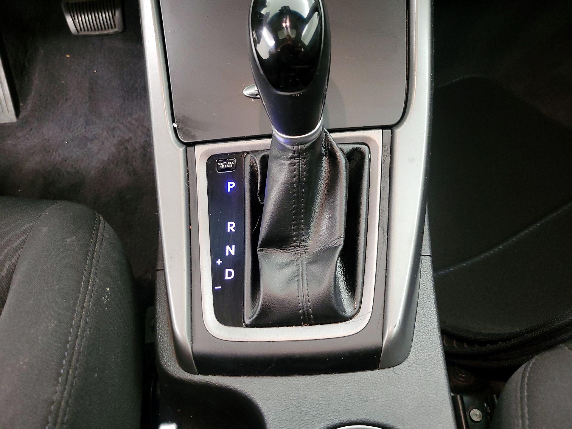Thumbnail: 2015 Hyundai Elantra - 17