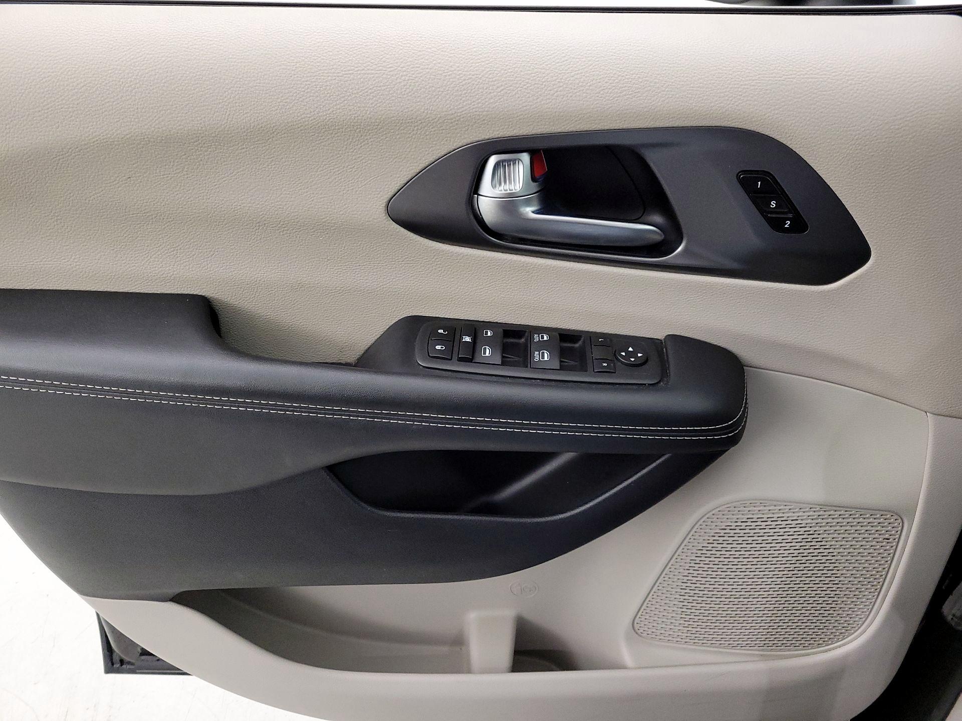 Thumbnail: 2023 Chrysler Pacifica - 12