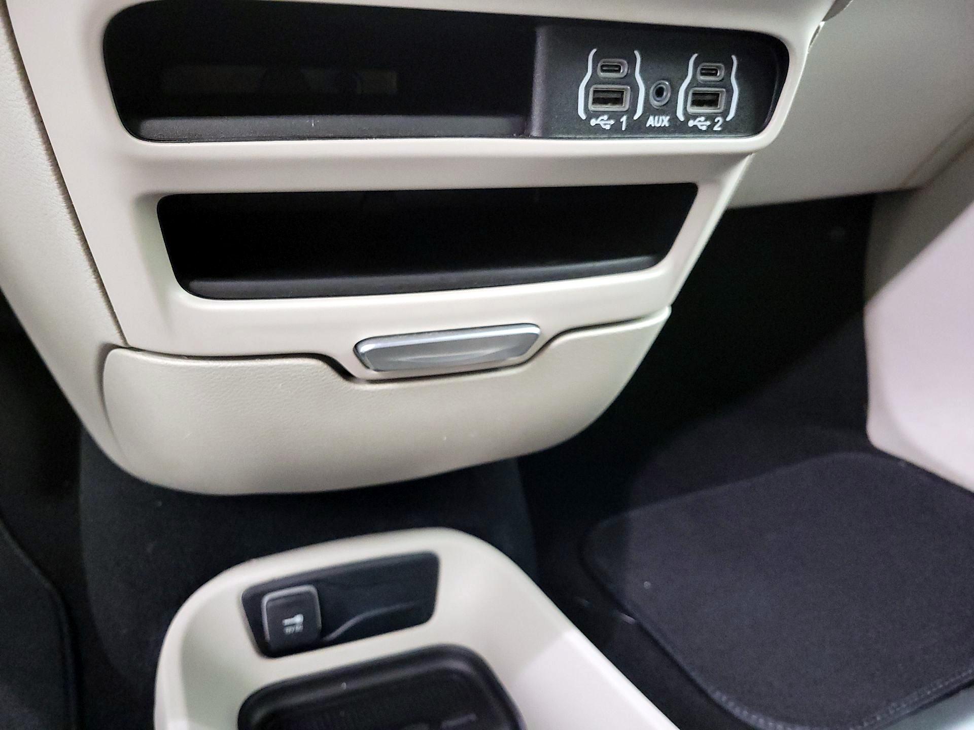 Thumbnail: 2023 Chrysler Pacifica - 18