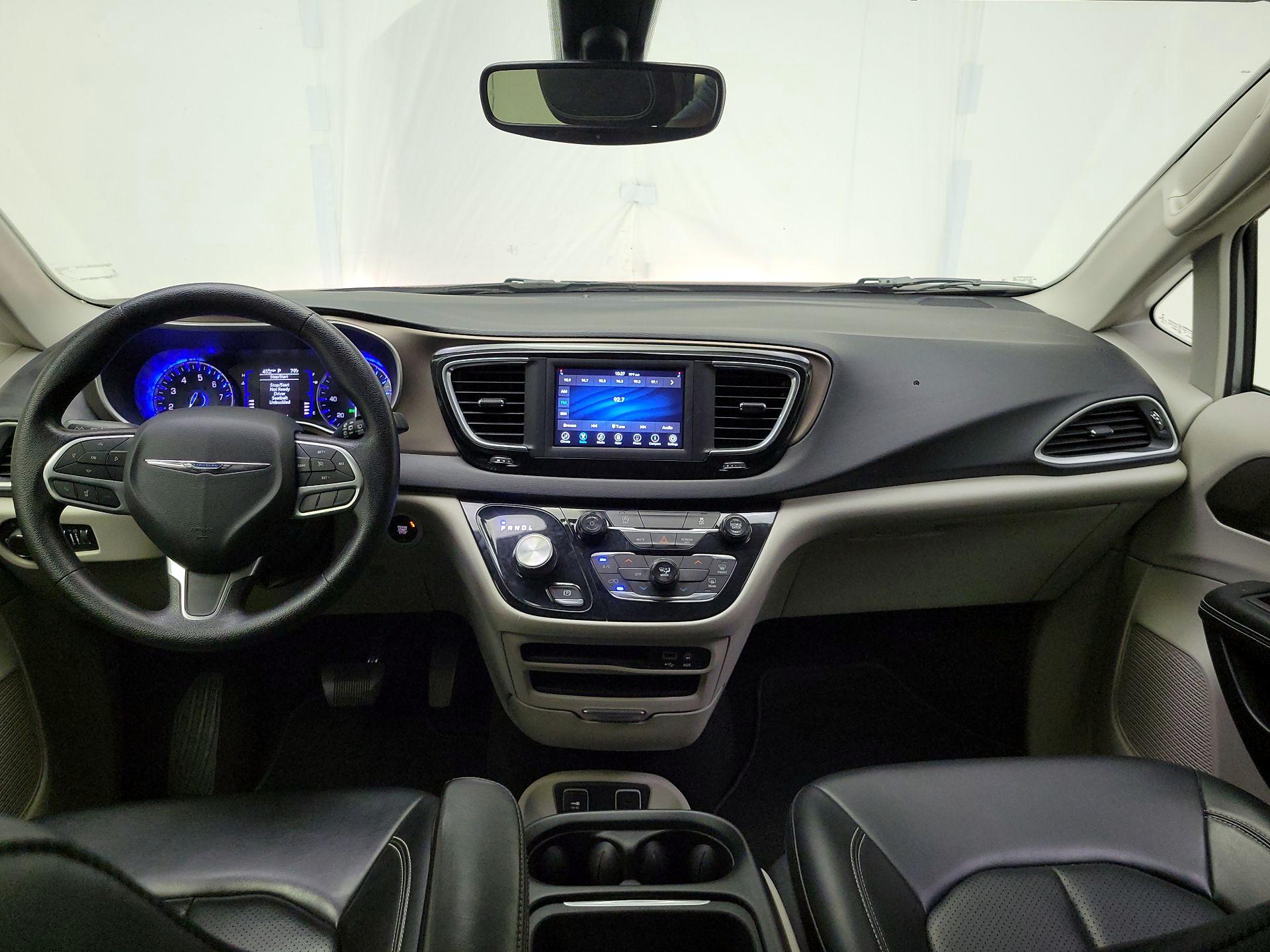 Thumbnail: 2020 Chrysler Voyager - 9