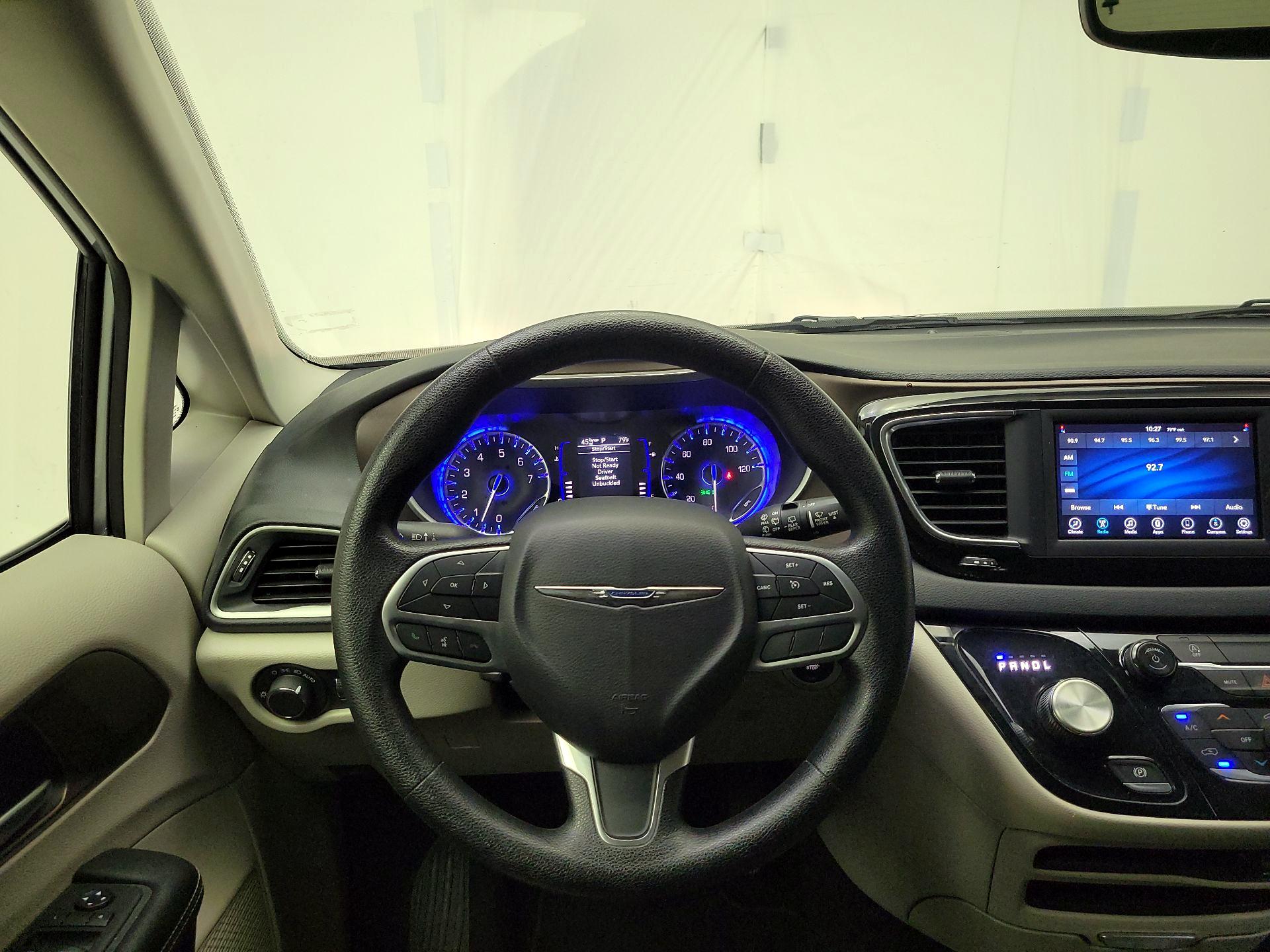 Thumbnail: 2020 Chrysler Voyager - 10