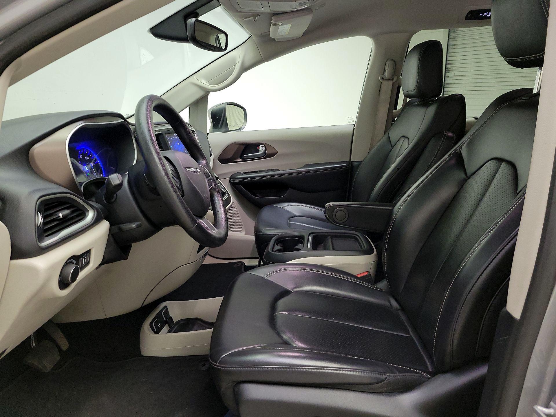 Thumbnail: 2020 Chrysler Voyager - 11