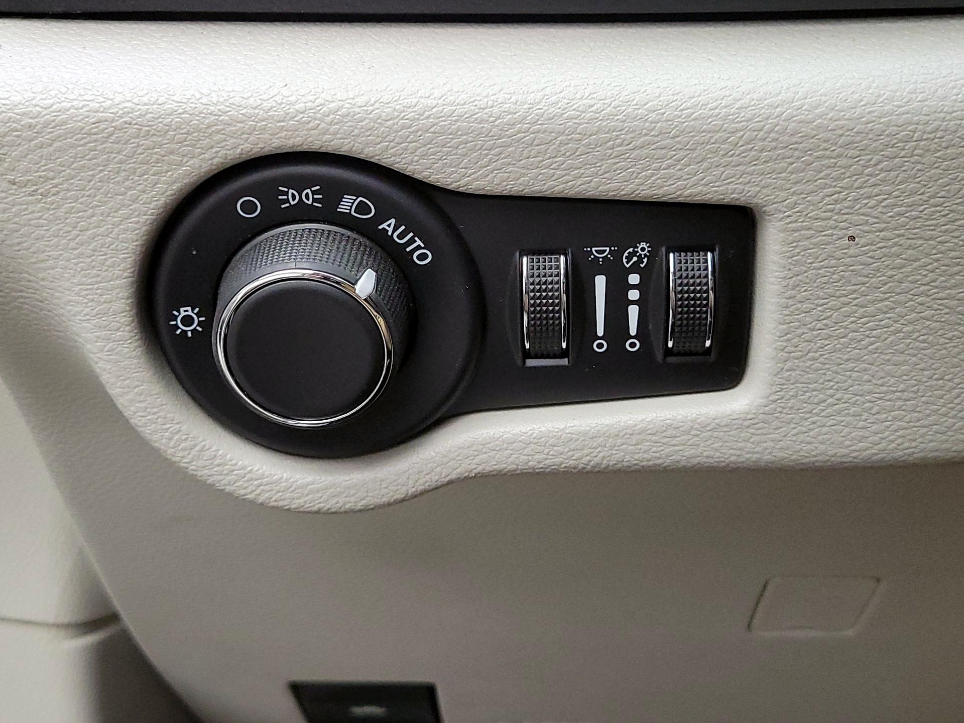 Thumbnail: 2020 Chrysler Voyager - 13