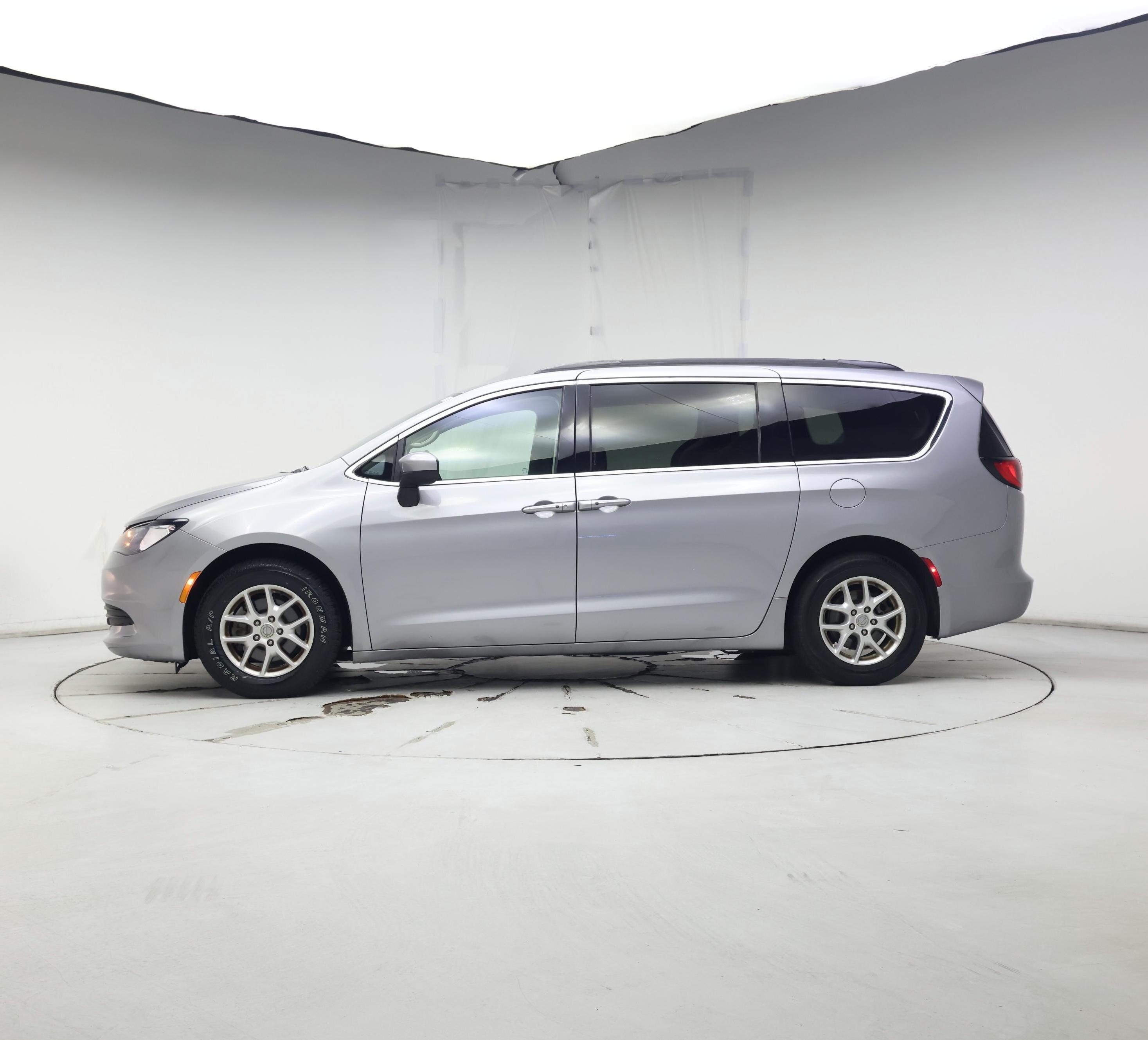 Thumbnail: 2020 Chrysler Voyager - 3