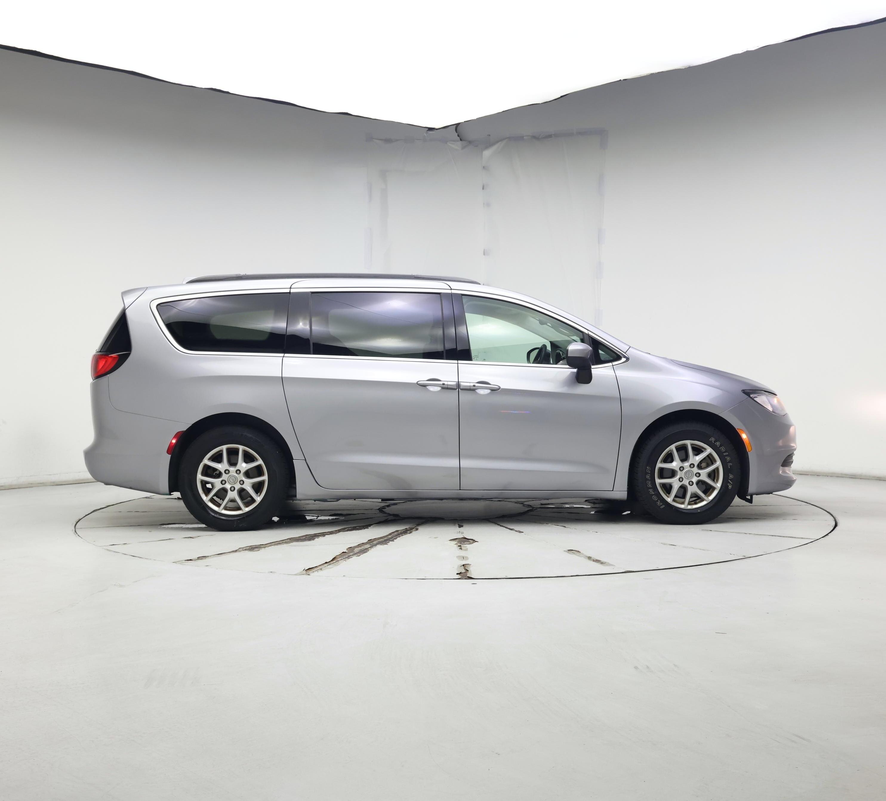 Thumbnail: 2020 Chrysler Voyager - 7