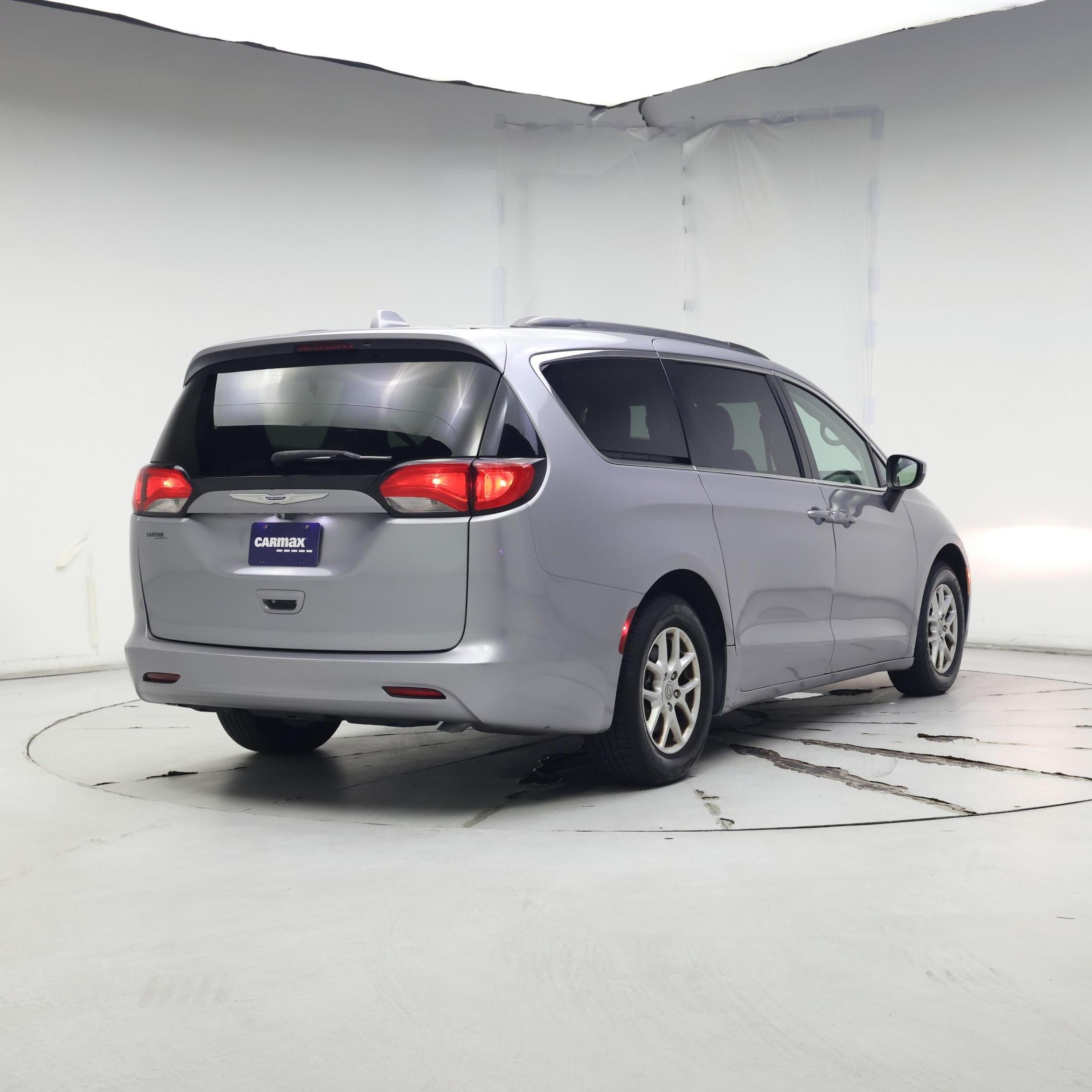 Thumbnail: 2020 Chrysler Voyager - 8