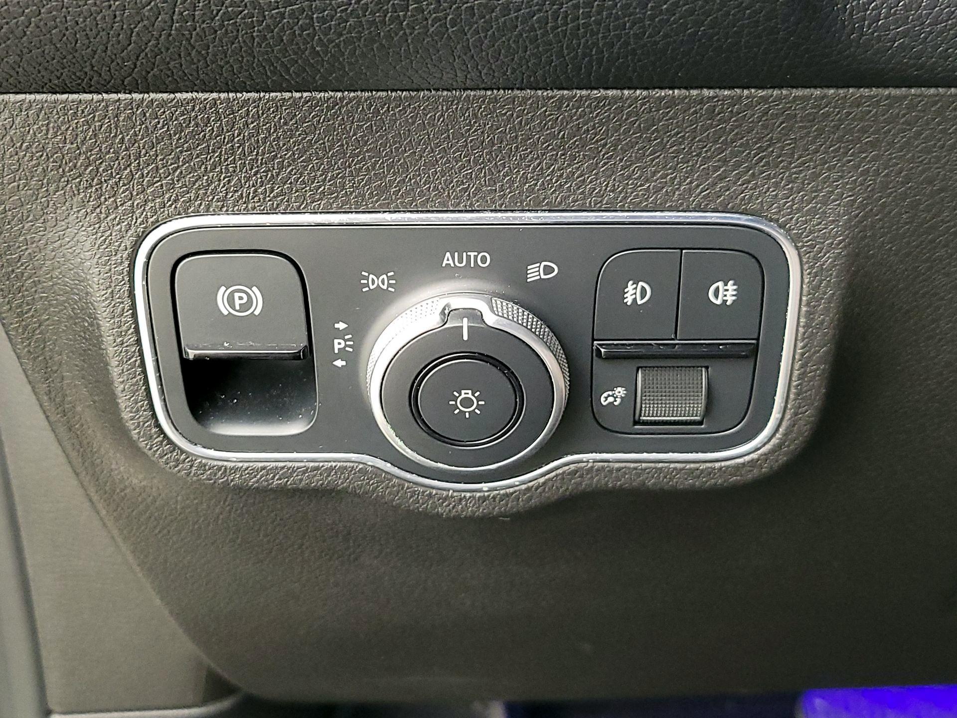 Thumbnail: 2021 Mercedes-Benz GLB - 13