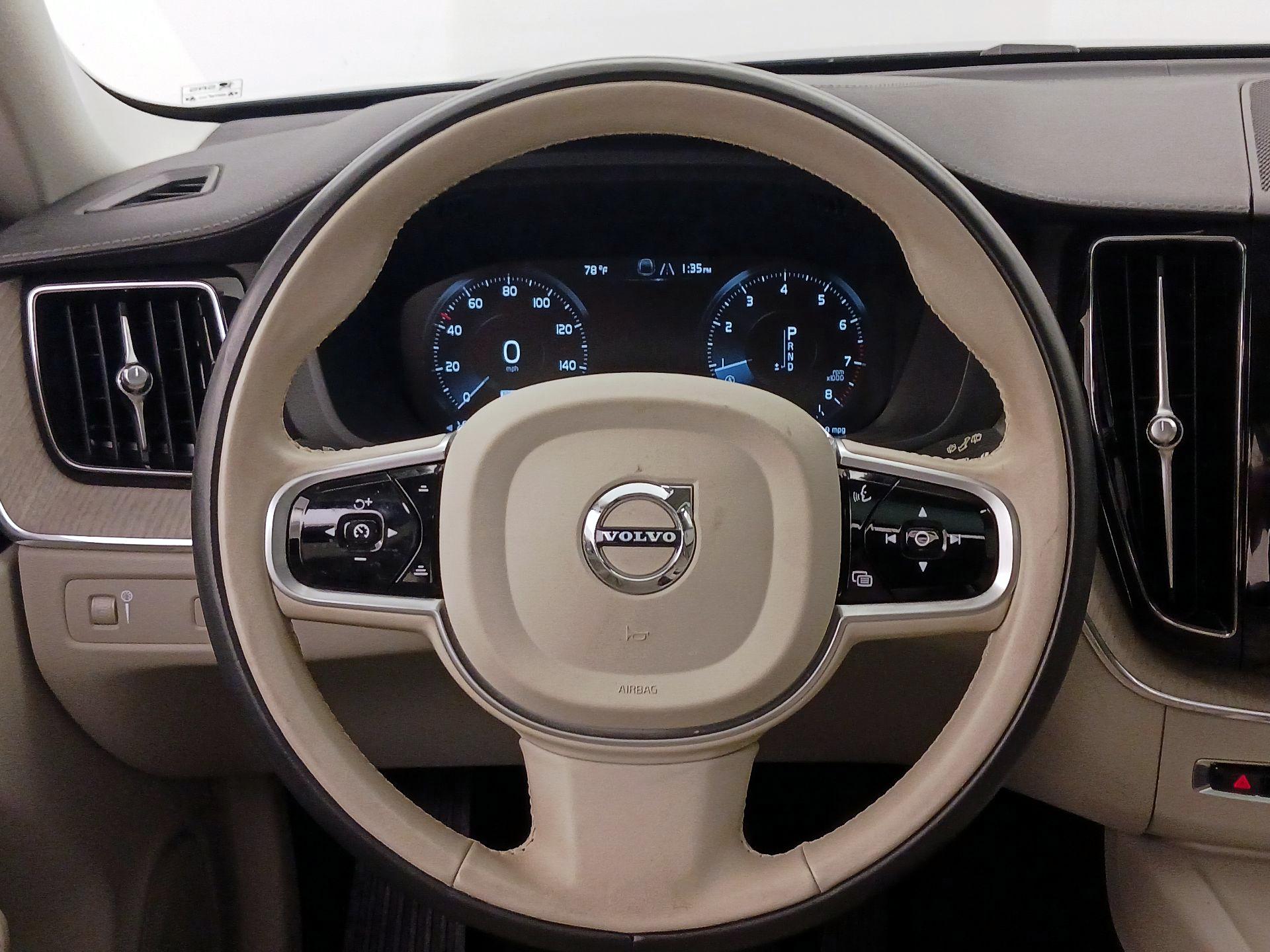Thumbnail: 2021 Volvo XC60 - 10