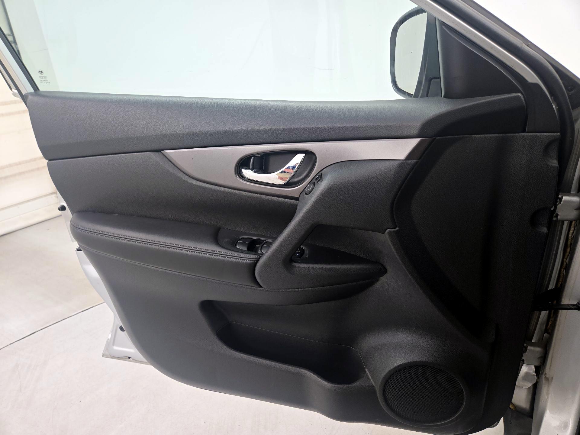 Thumbnail: 2015 Nissan Rogue - 12