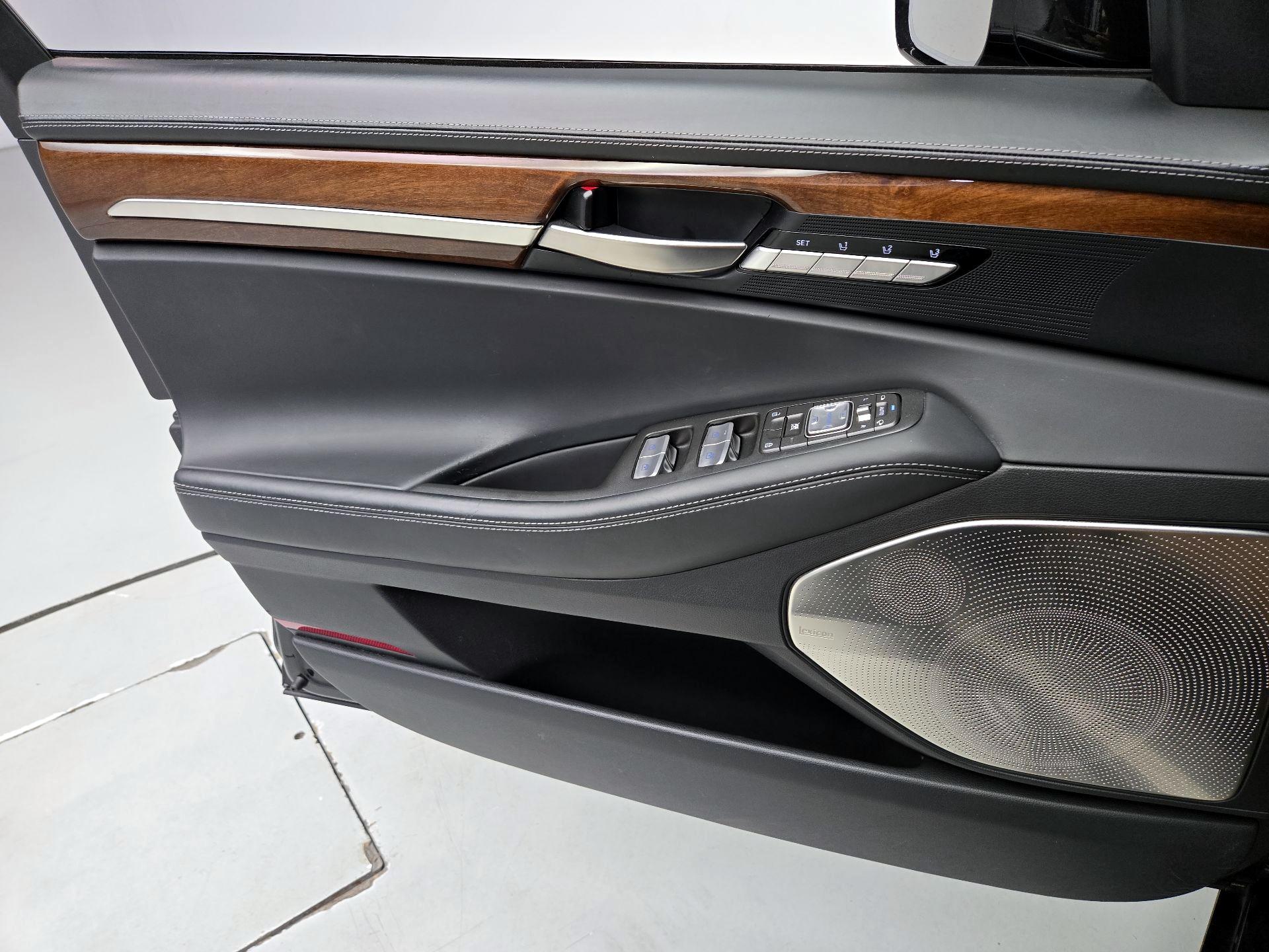 Thumbnail: 2019 Genesis G90 - 12