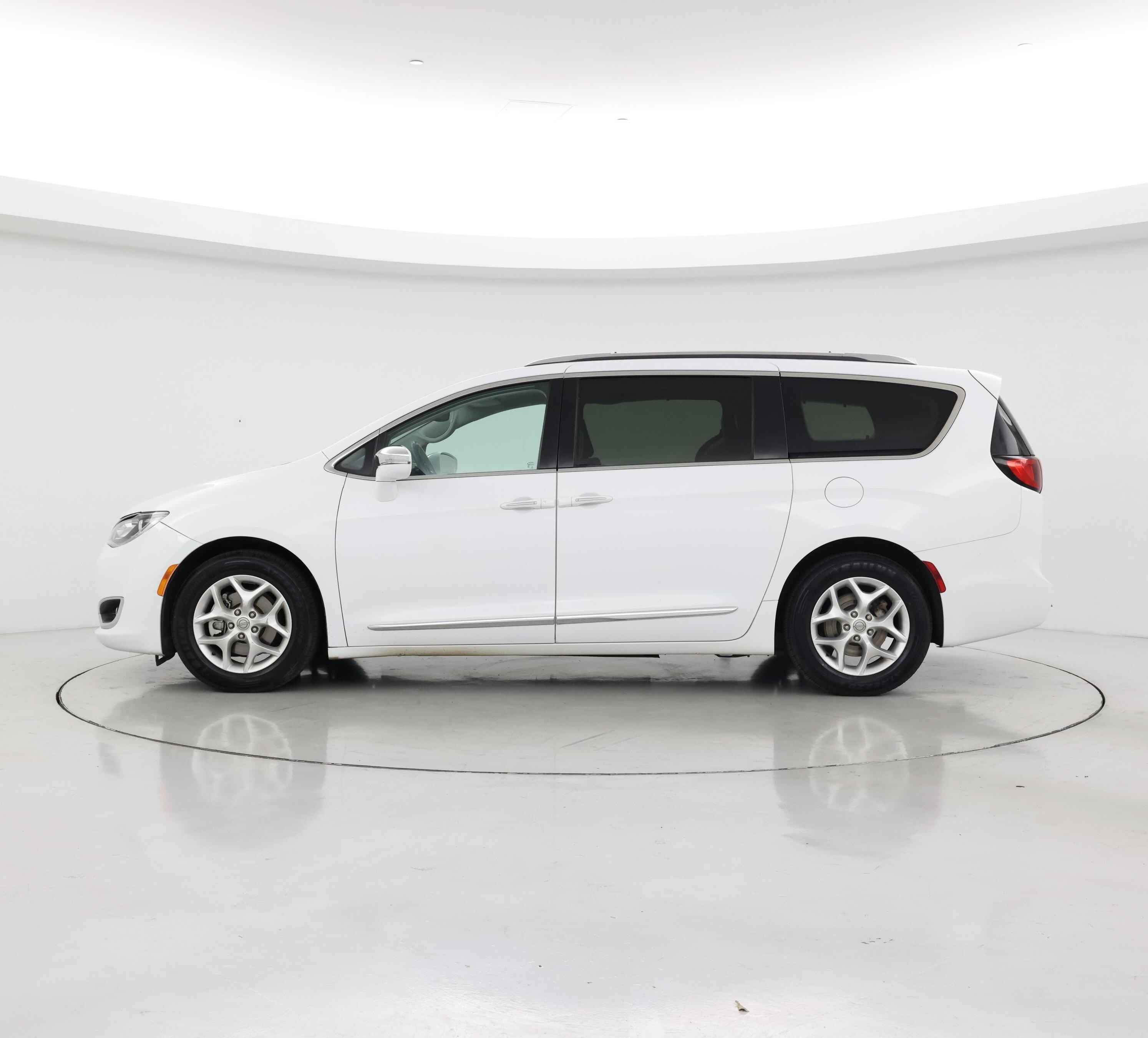 Thumbnail: 2020 Chrysler Pacifica - 3