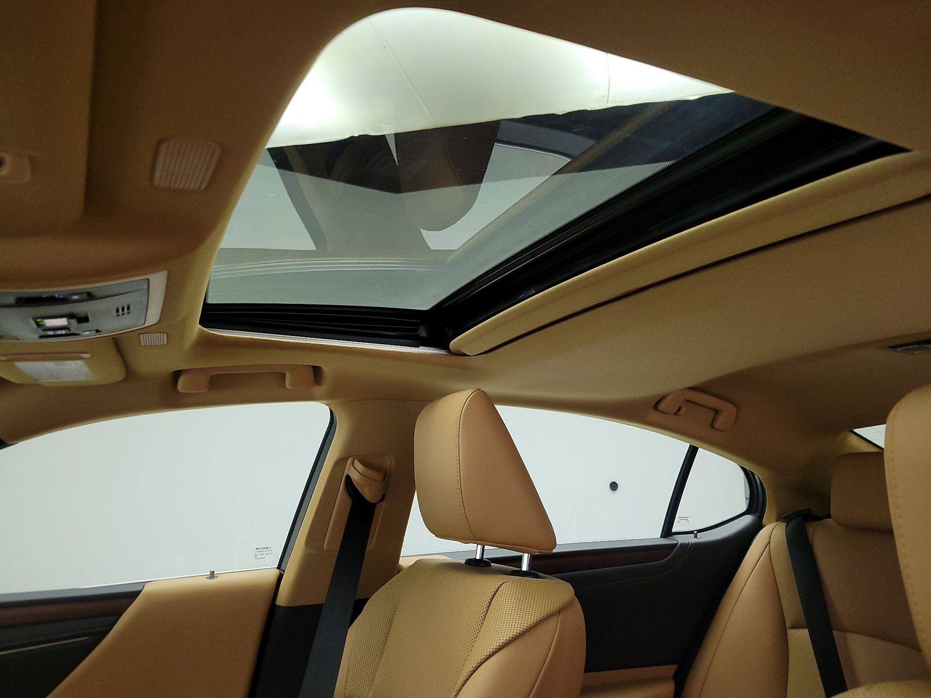 Thumbnail: 2022 Lexus ES - 19