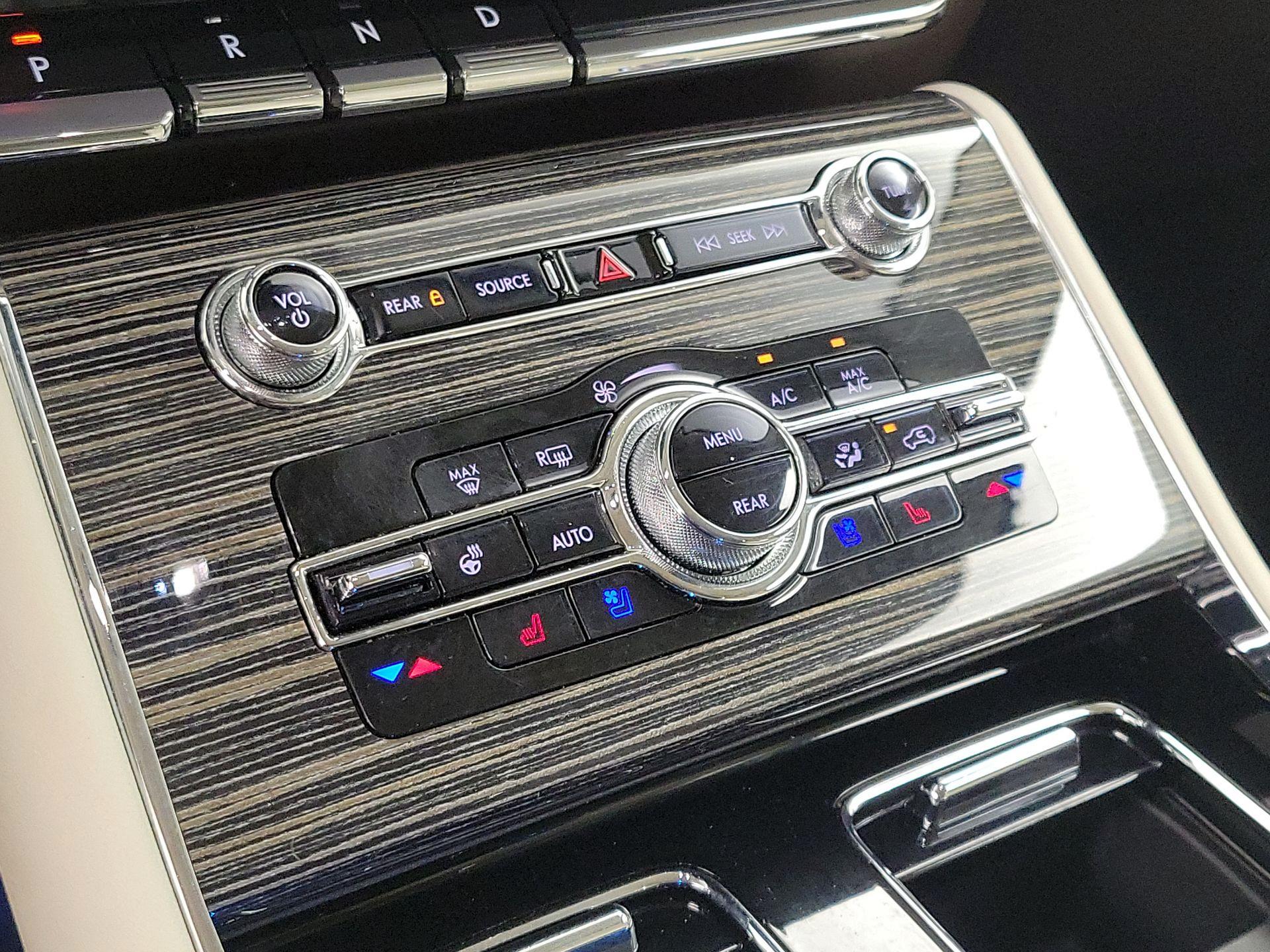 Thumbnail: 2022 Lincoln Aviator - 17