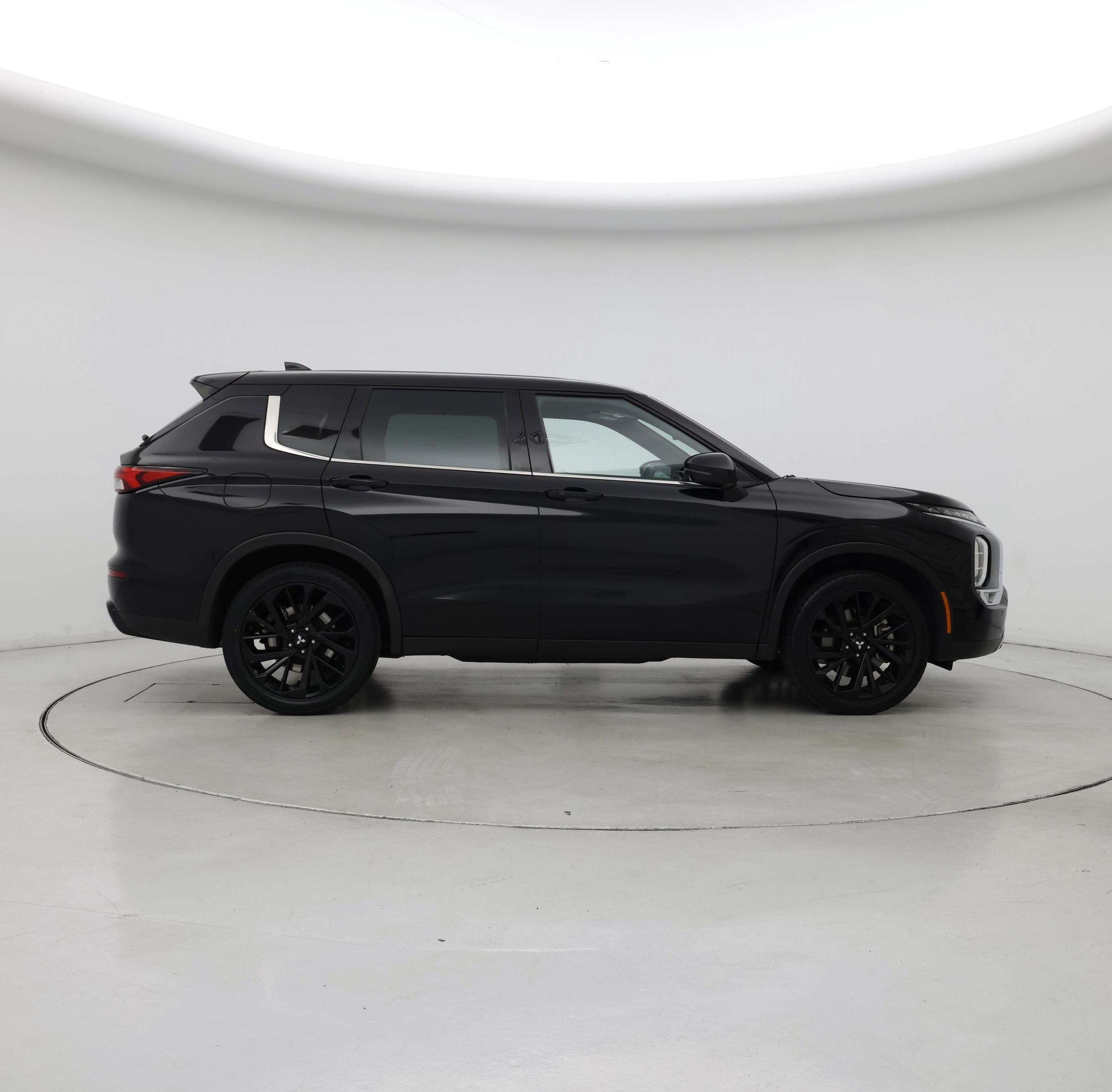Thumbnail: 2023 Mitsubishi Outlander - 7