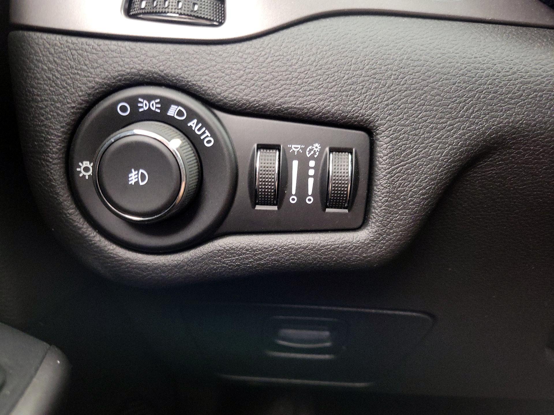 Thumbnail: 2020 Jeep Cherokee - 13