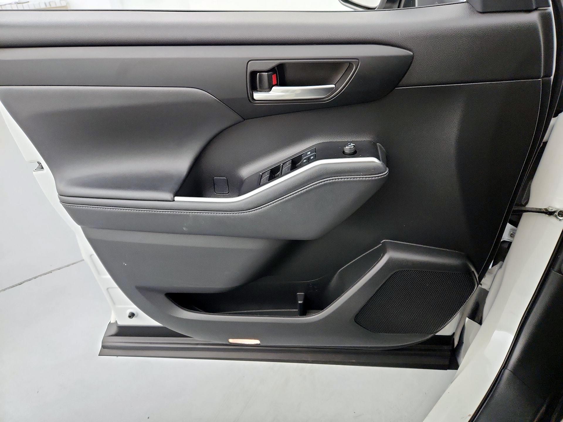 Thumbnail: 2021 Toyota Highlander - 12
