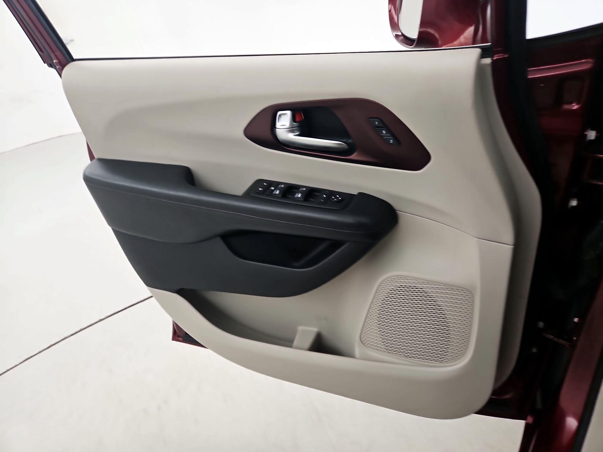 Thumbnail: 2019 Chrysler Pacifica - 12