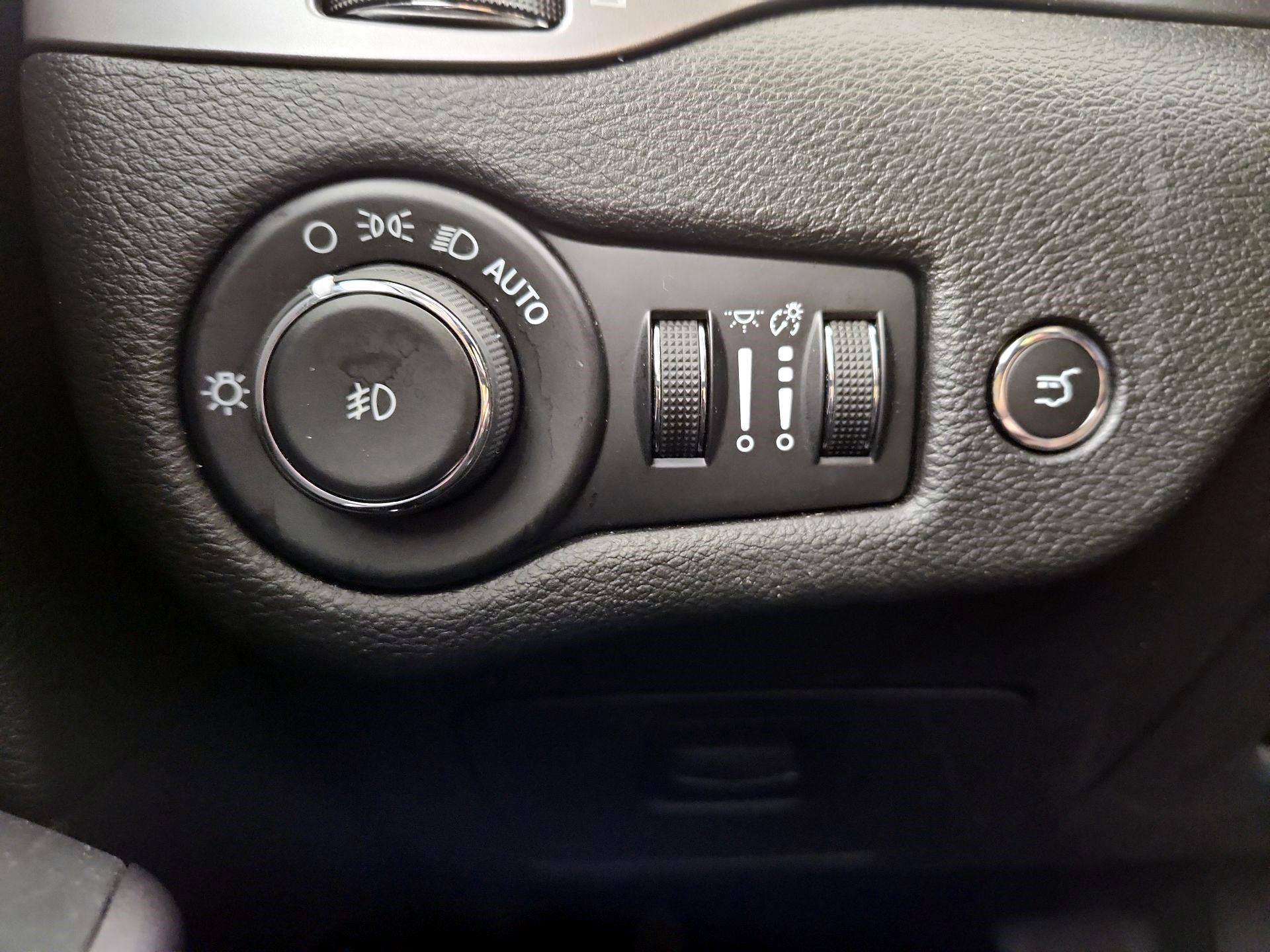 Thumbnail: 2021 Jeep Cherokee - 13
