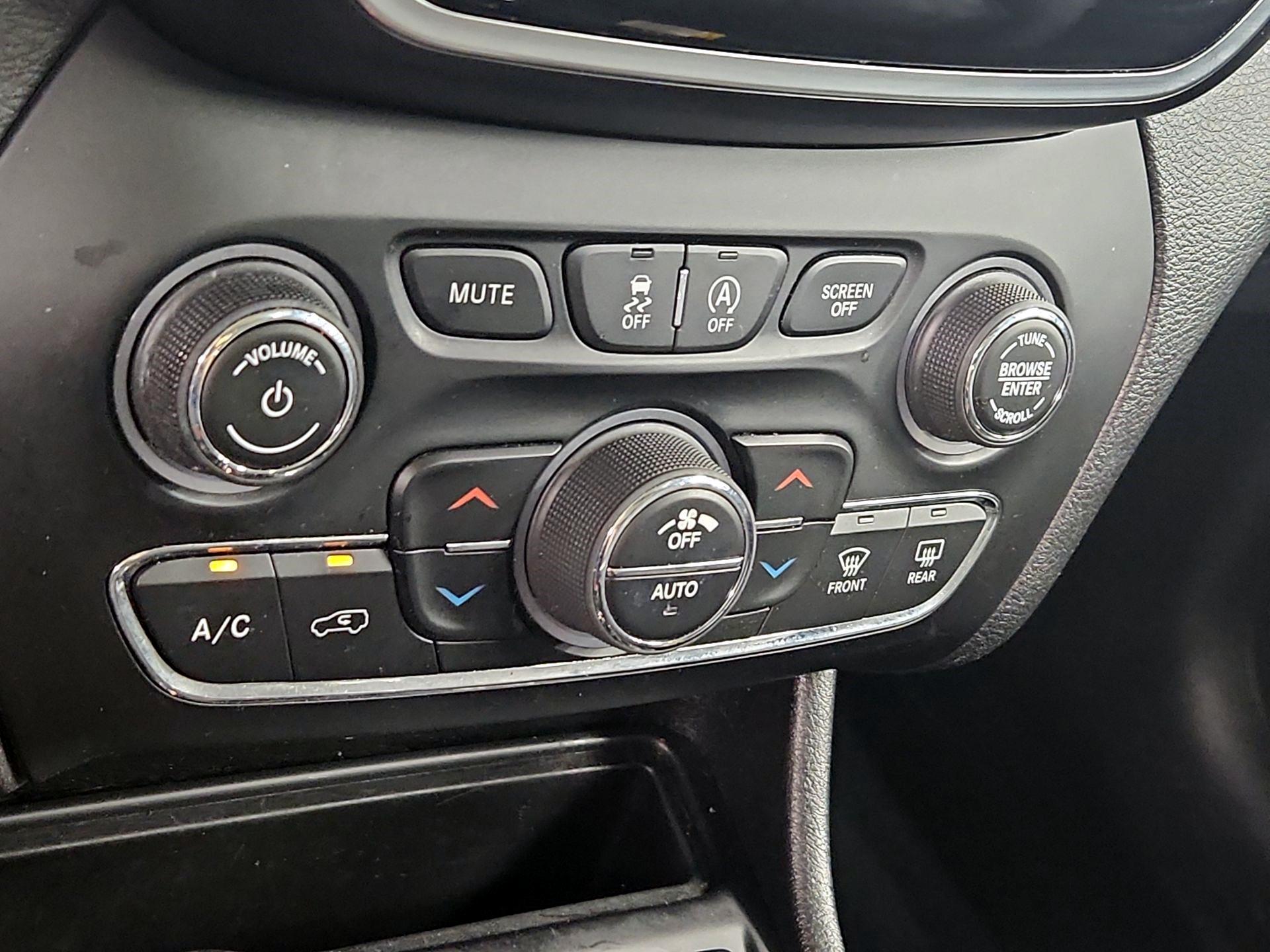 Thumbnail: 2021 Jeep Cherokee - 17