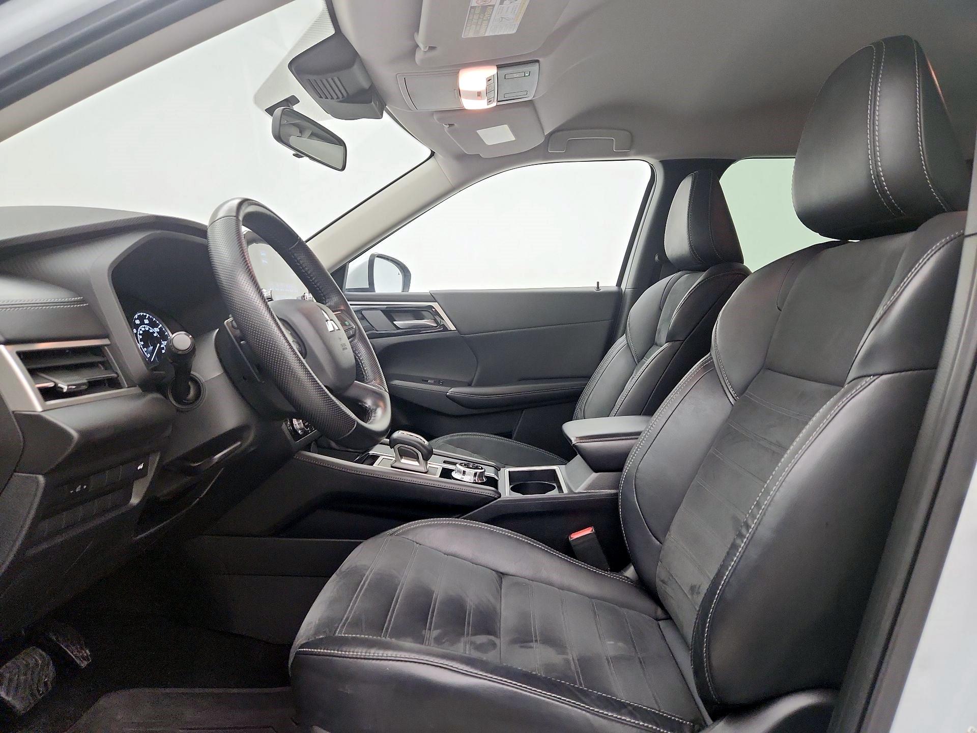 Thumbnail: 2022 Mitsubishi Outlander - 11