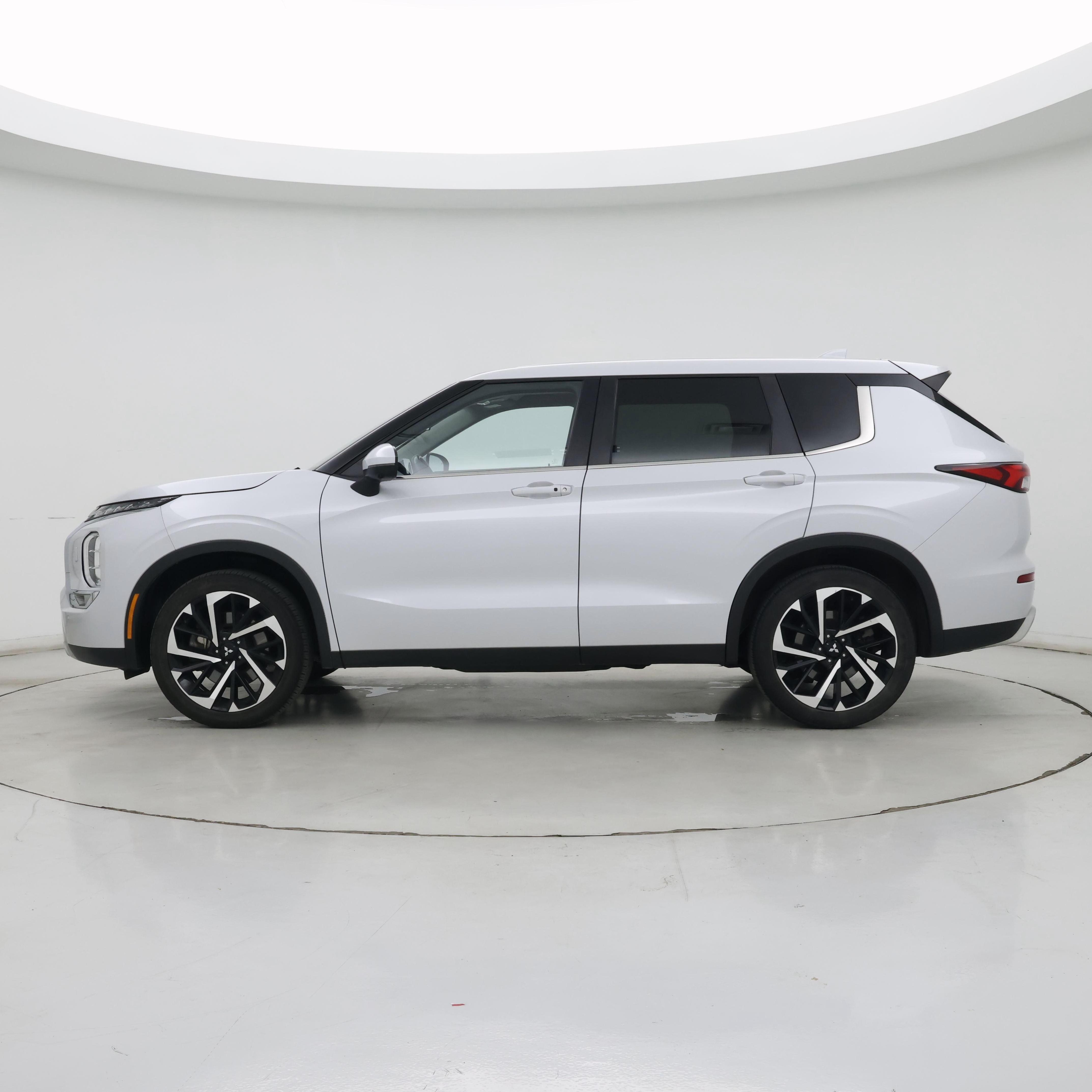 Thumbnail: 2022 Mitsubishi Outlander - 3