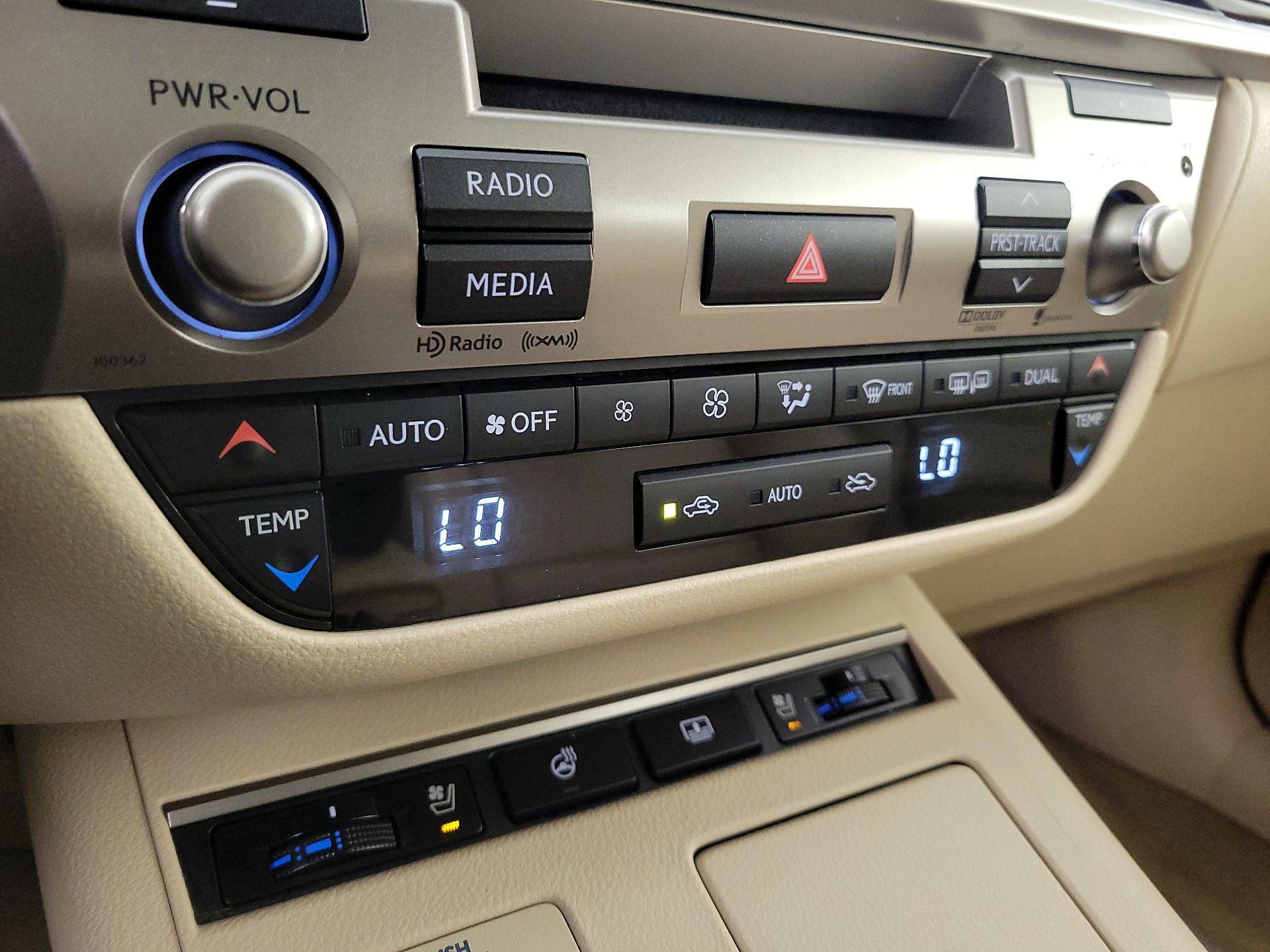 Thumbnail: 2014 Lexus ES - 16