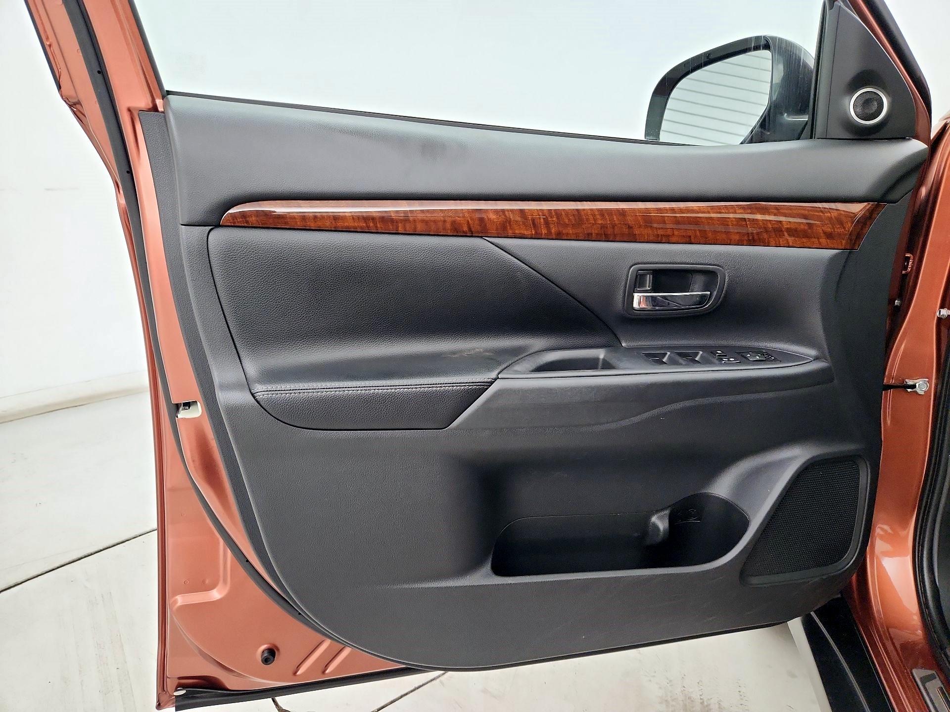 Thumbnail: 2014 Mitsubishi Outlander - 12