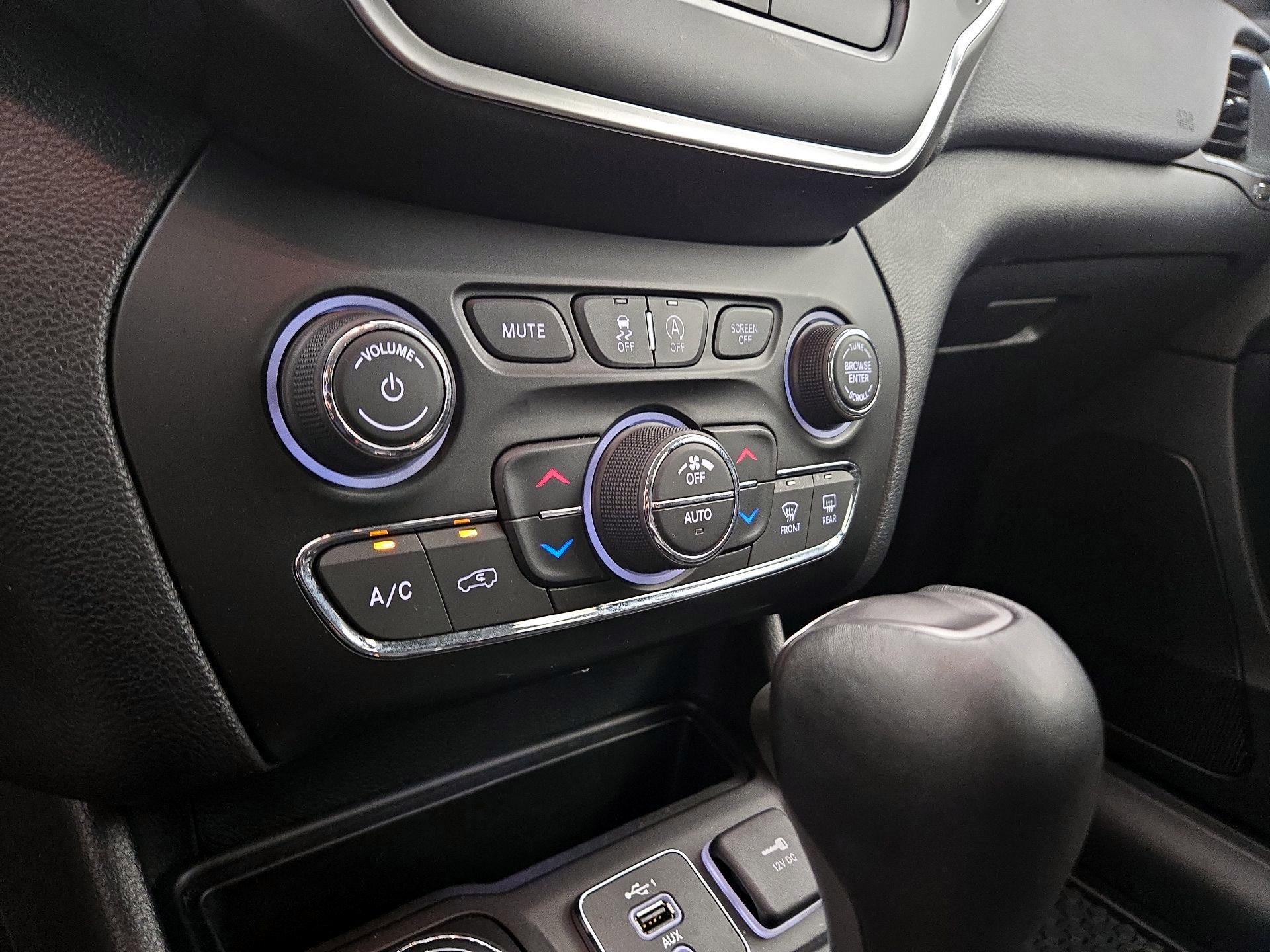 Thumbnail: 2020 Jeep Cherokee - 16