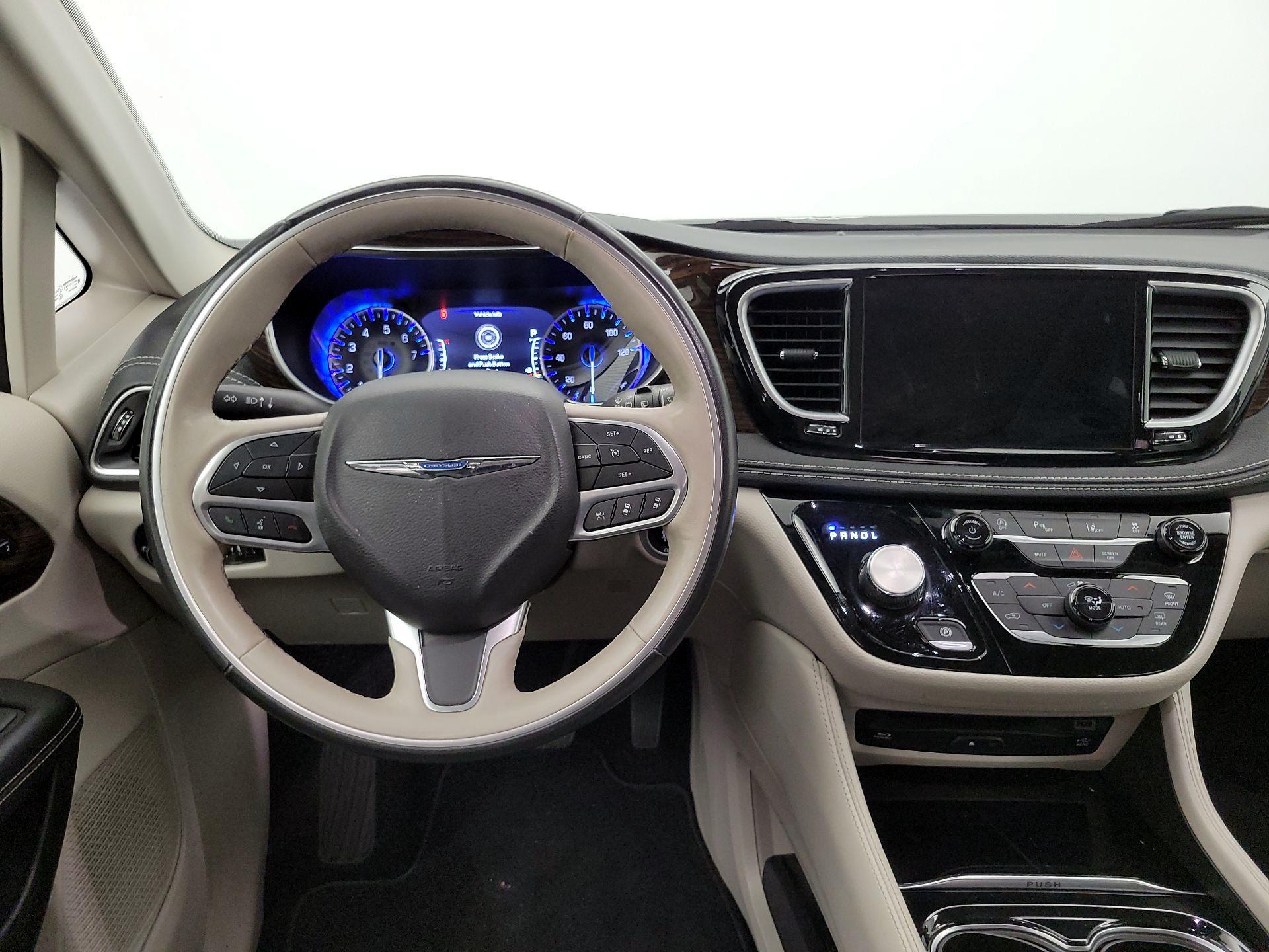 Thumbnail: 2021 Chrysler Pacifica - 10