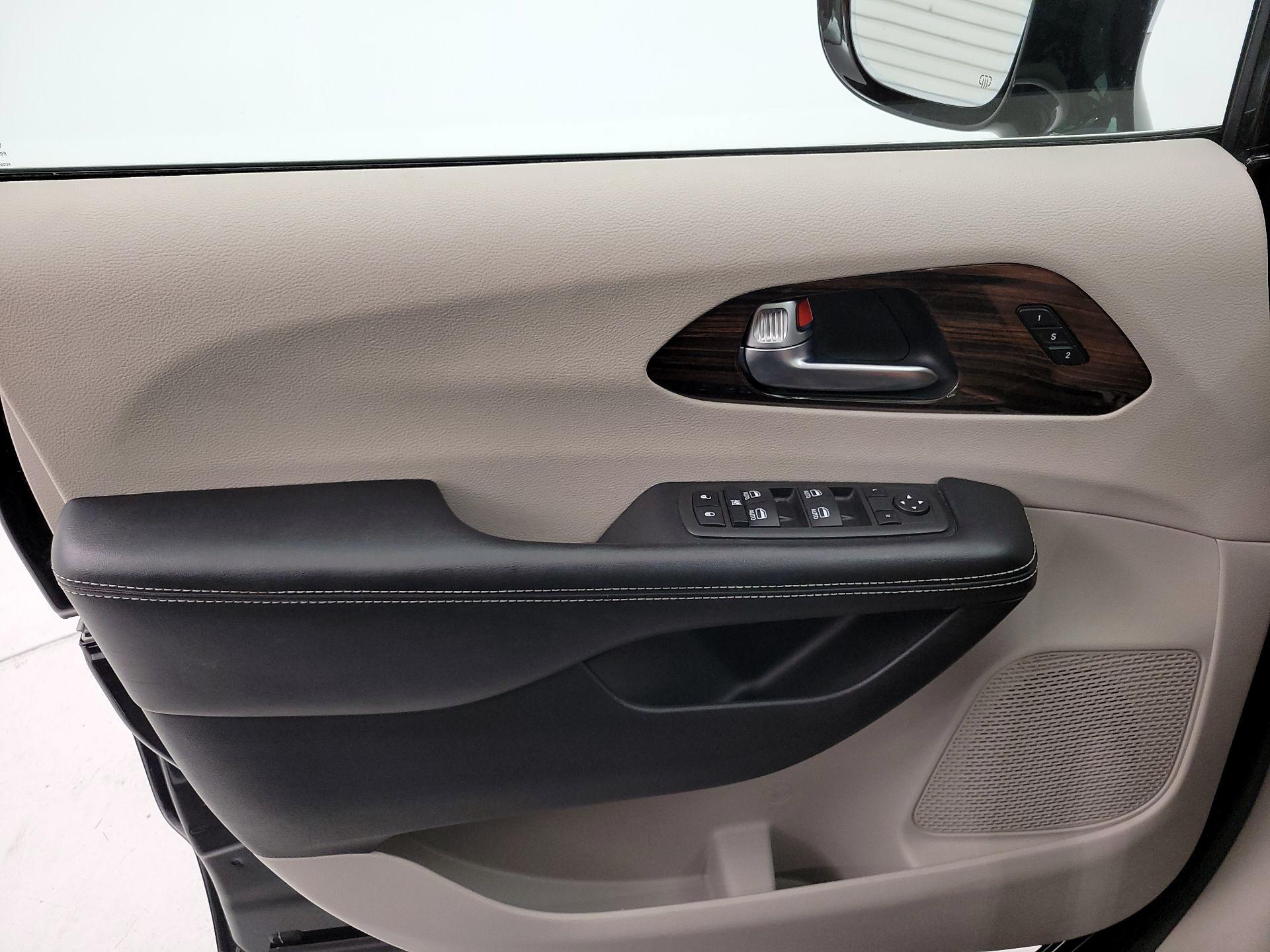 Thumbnail: 2021 Chrysler Pacifica - 12