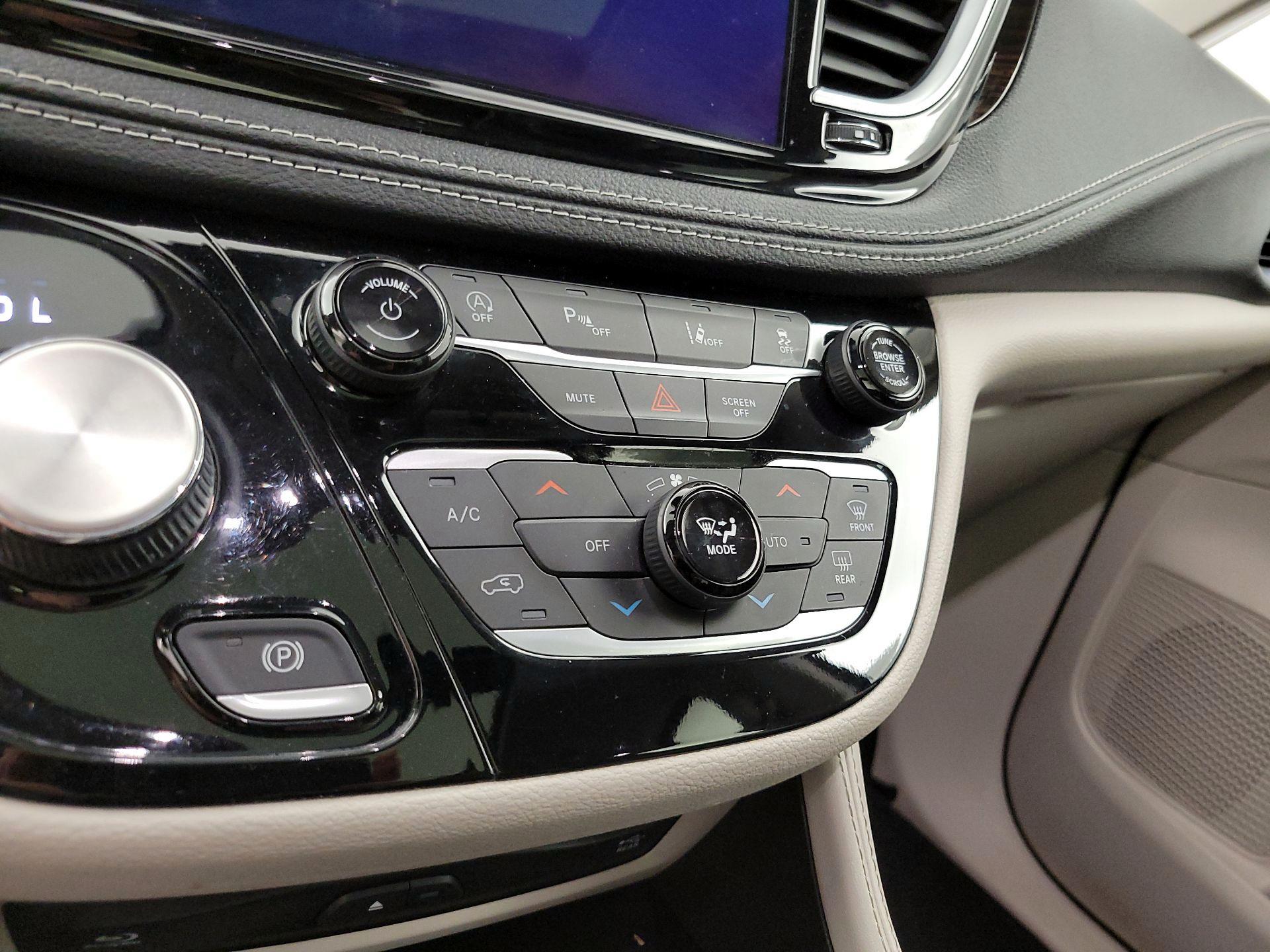 Thumbnail: 2021 Chrysler Pacifica - 17