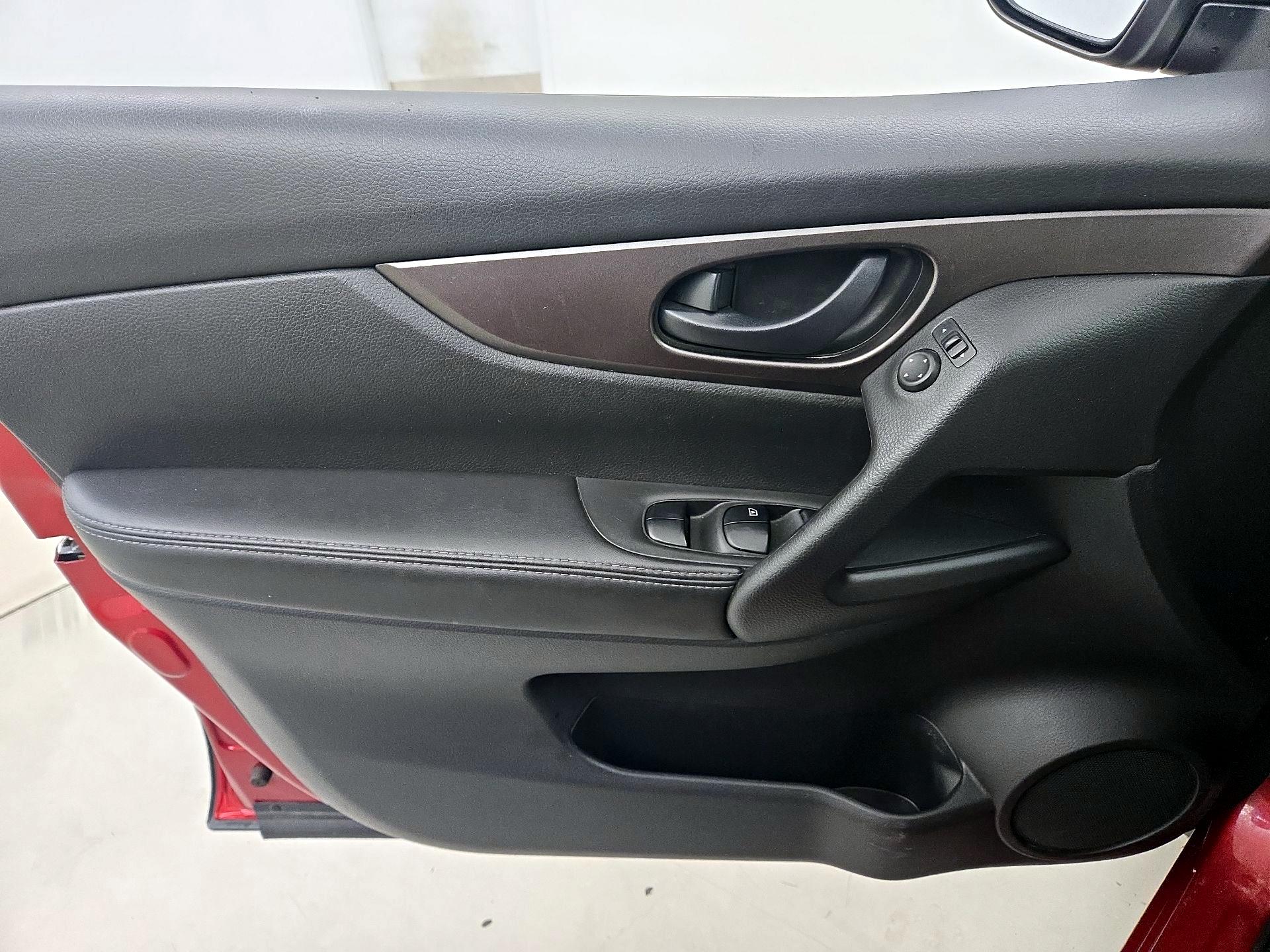 Thumbnail: 2019 Nissan Rogue Sport - 12