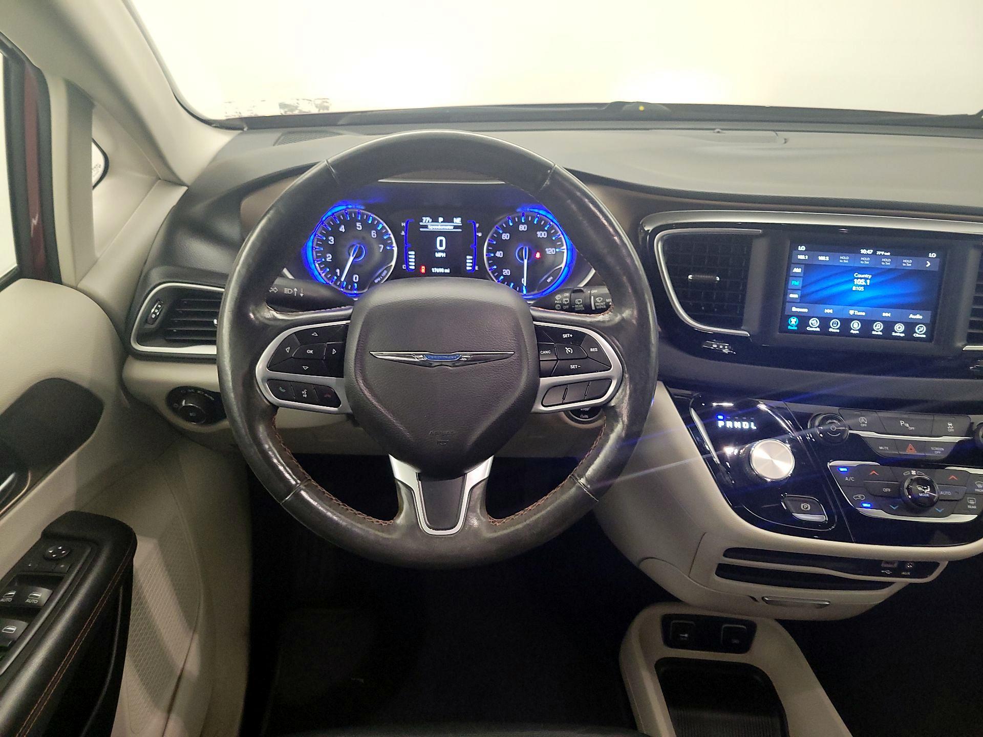 Thumbnail: 2019 Chrysler Pacifica - 10