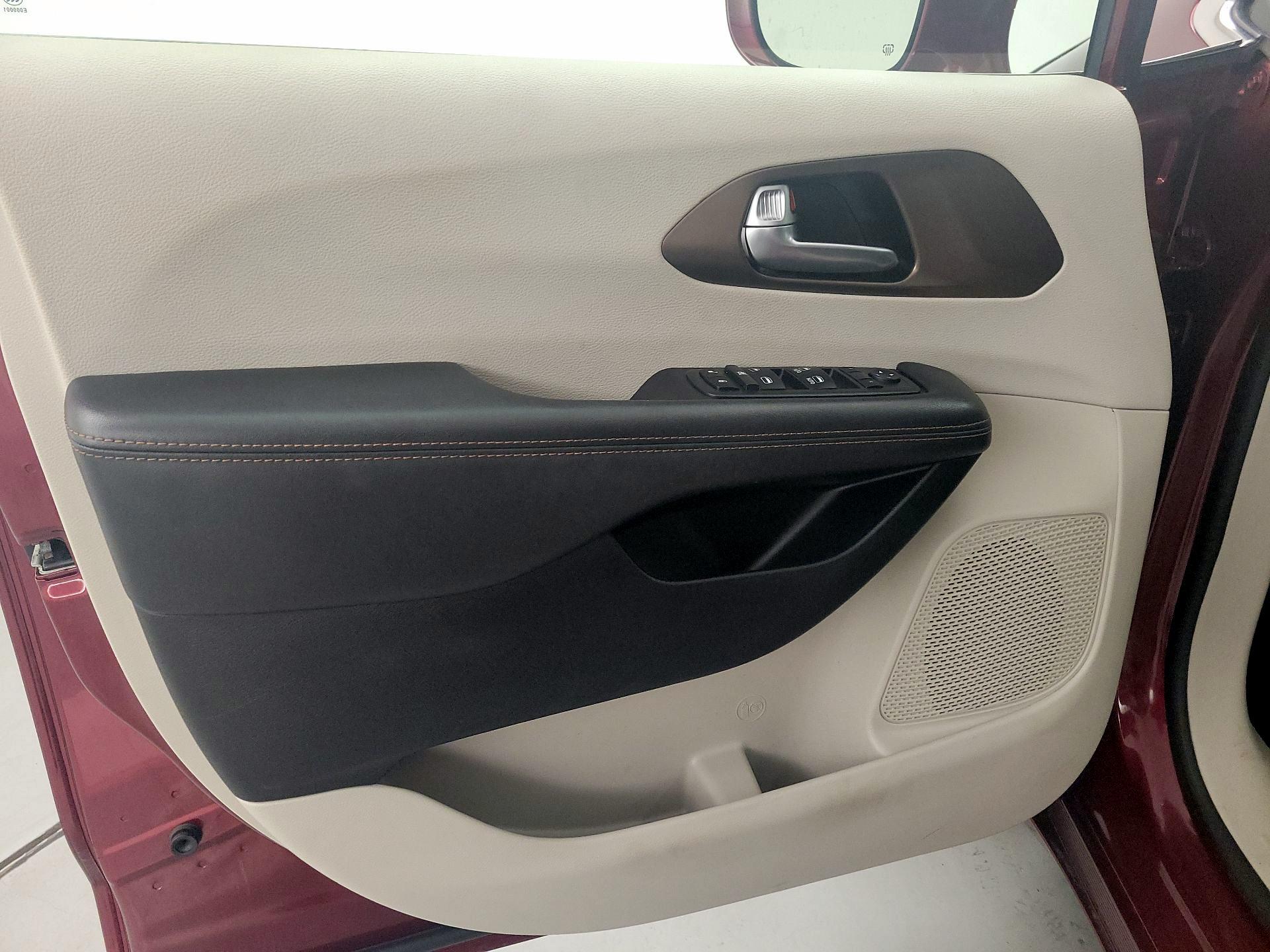 Thumbnail: 2019 Chrysler Pacifica - 12