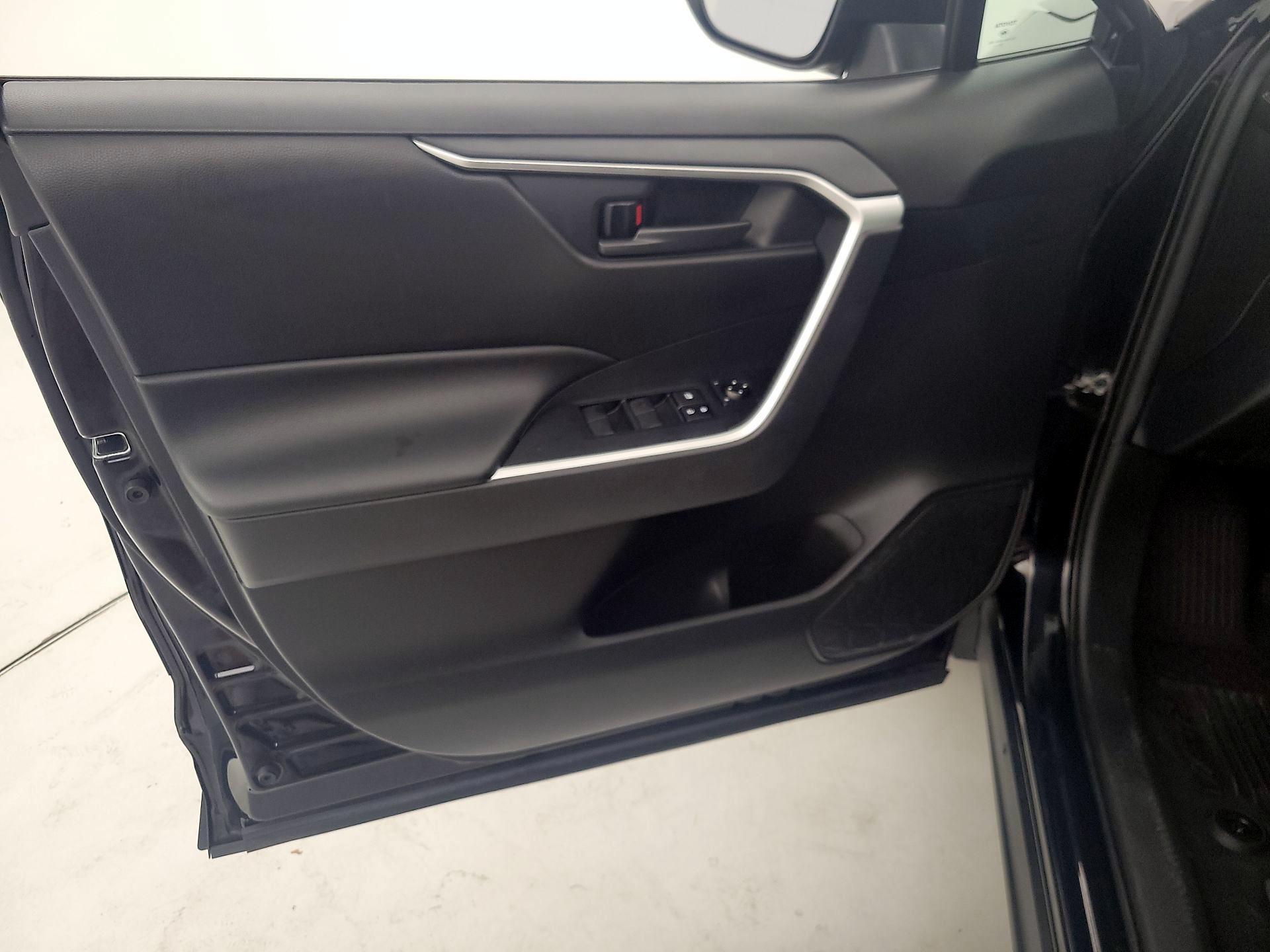 Thumbnail: 2021 Toyota RAV4 - 12