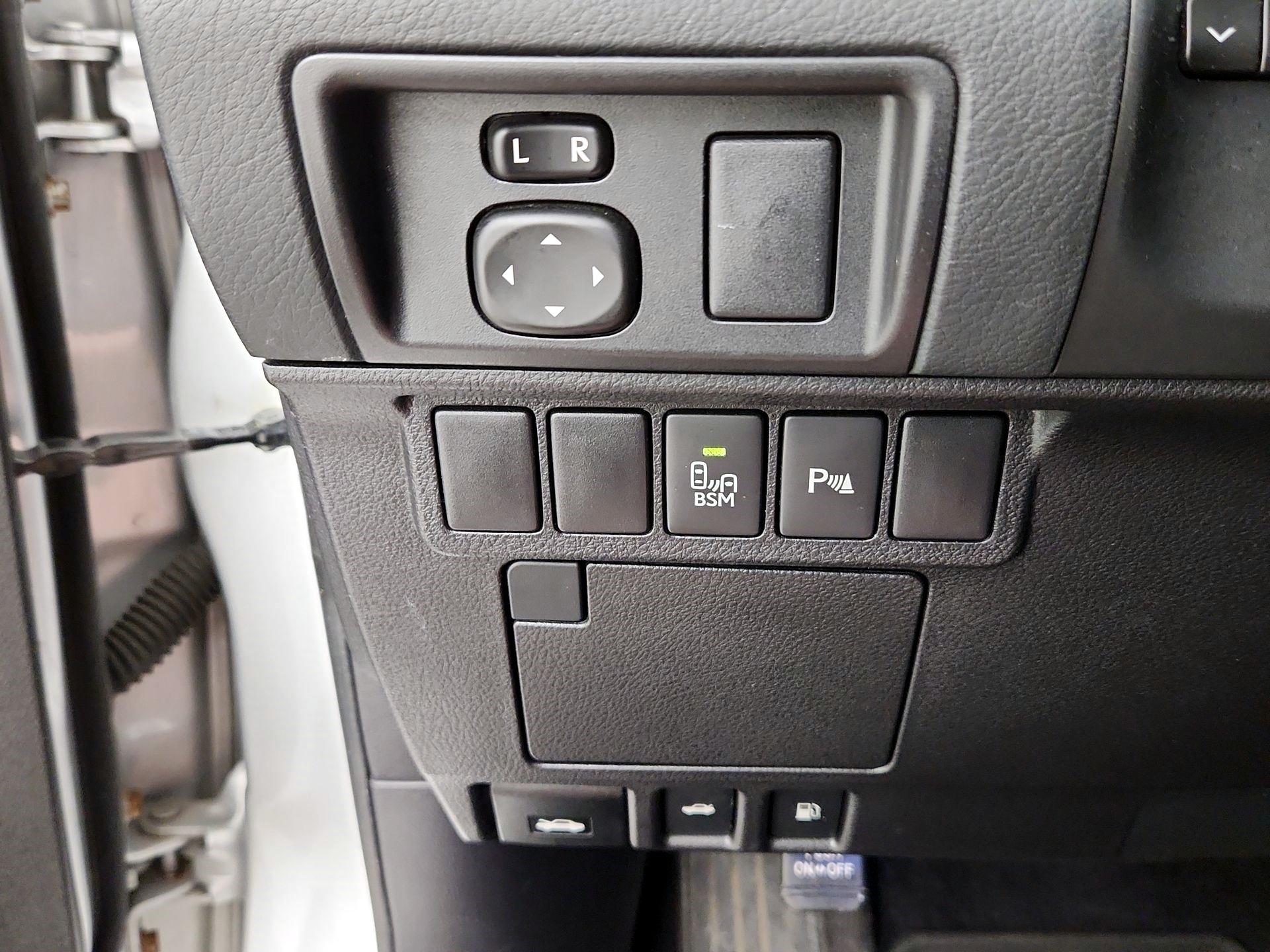Thumbnail: 2014 Lexus ES - 13