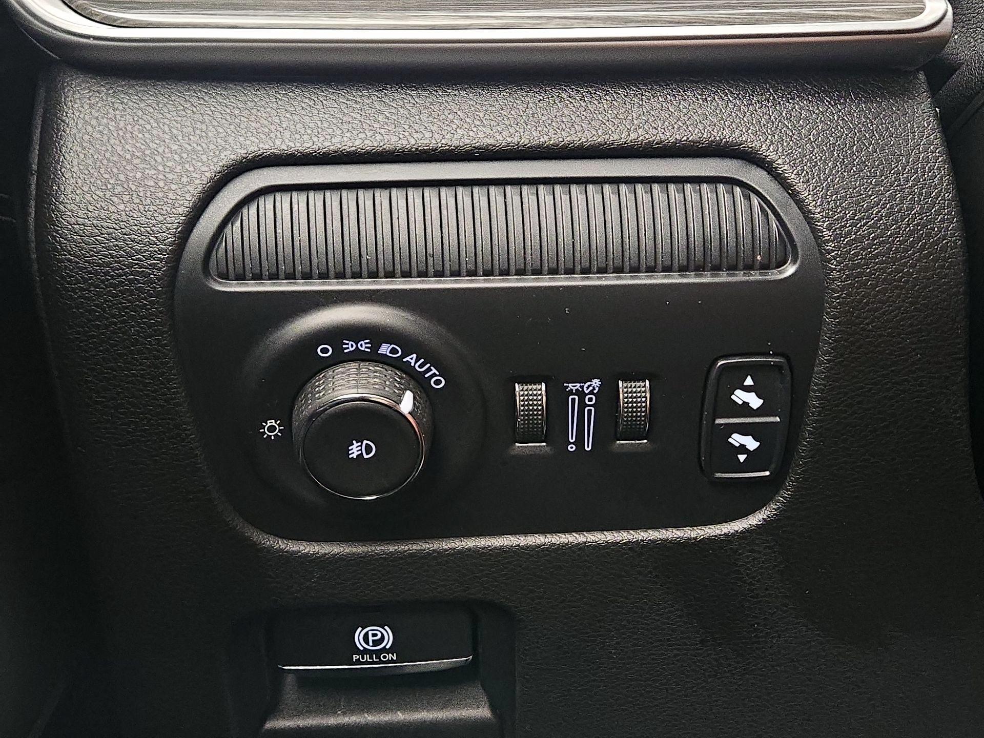 Thumbnail: 2022 Jeep Wagoneer - 13